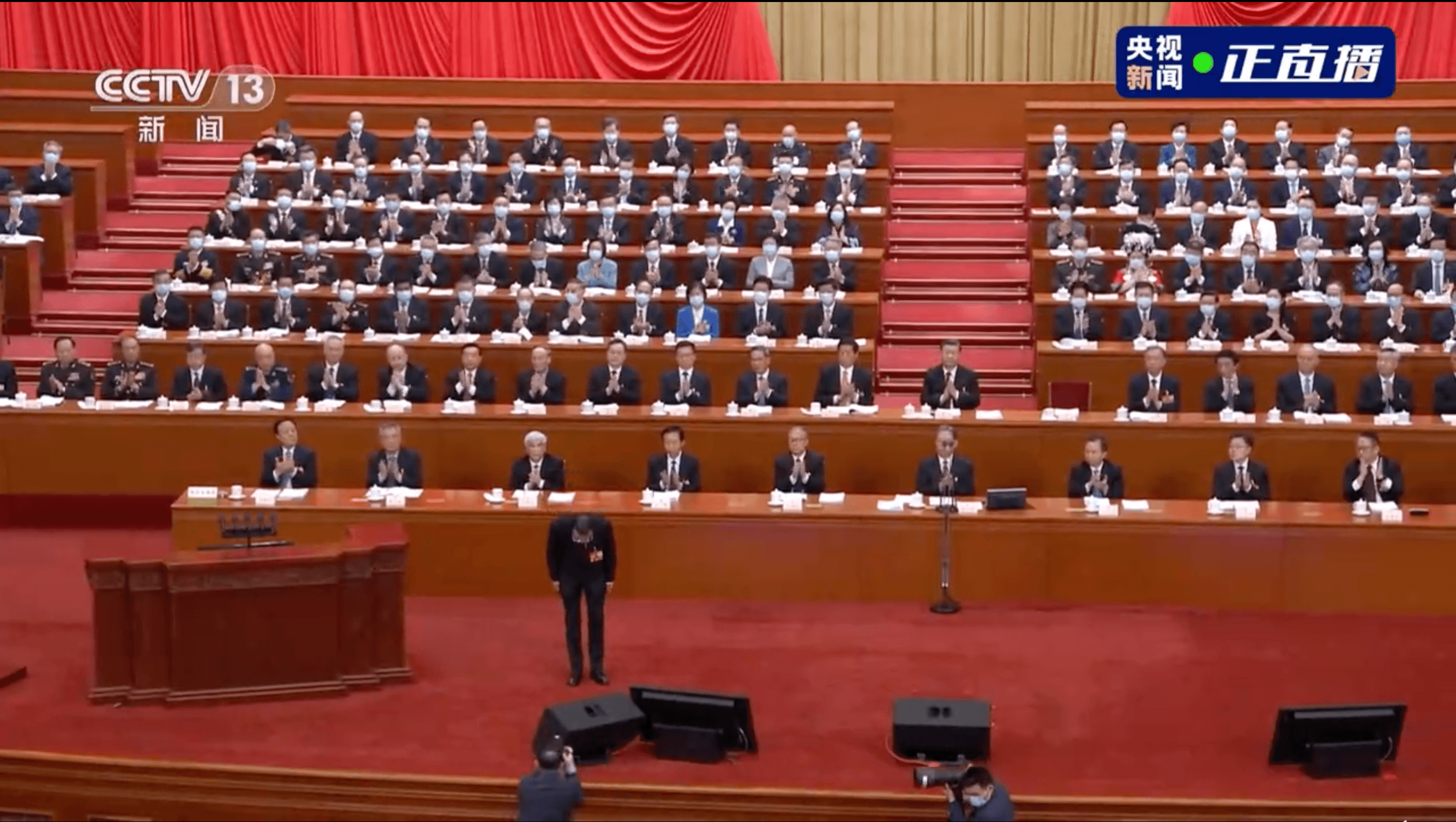 李克強報告完後下台一鞠躬。（翻攝自央視新聞）