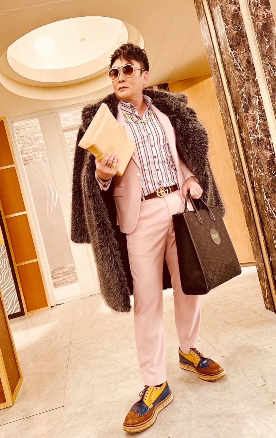 《市井豪門》洪毛為了演出暴發戶，治裝超過50萬的行頭，一出場氣勢逼人。（民視提供）