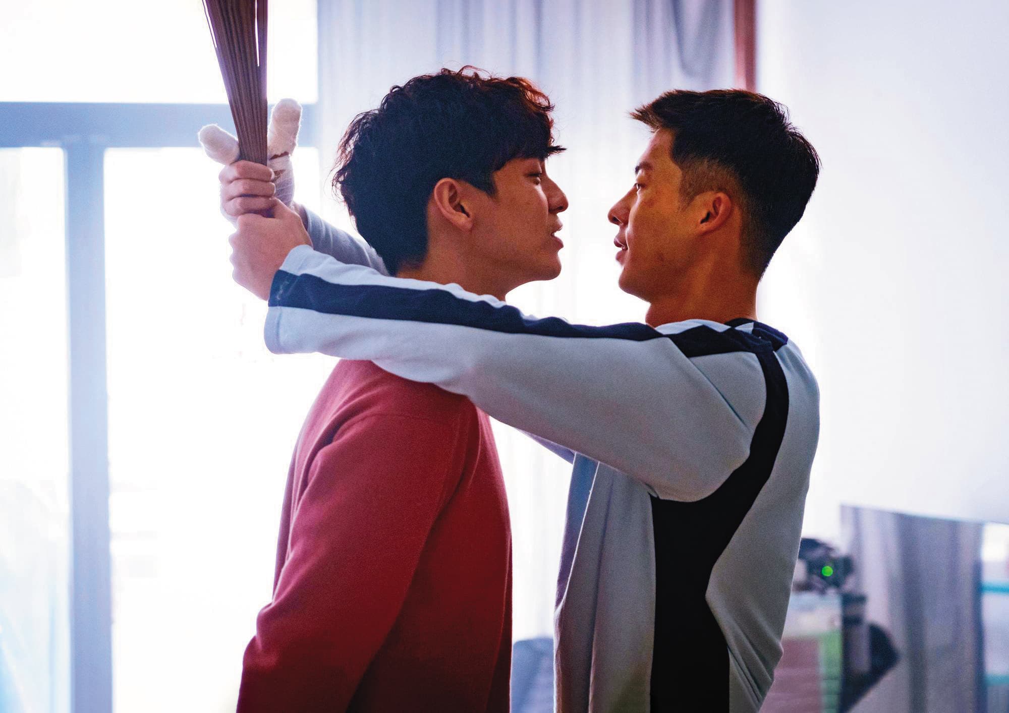 許光漢（右）、林柏宏（左）主演《關於我和鬼變成家人的那件事》，上映兩週票房破2.8億元。