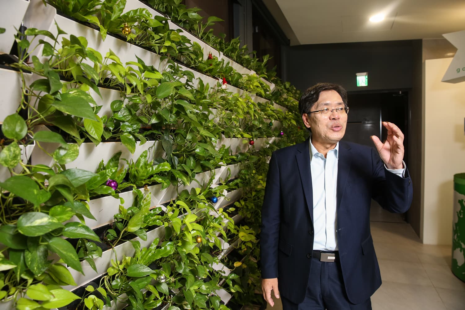 濾能重視環保，搬遷至楊梅廠時，黃銘文堅持要有一面植栽牆，每次辦展覽也會送廠商盆栽。