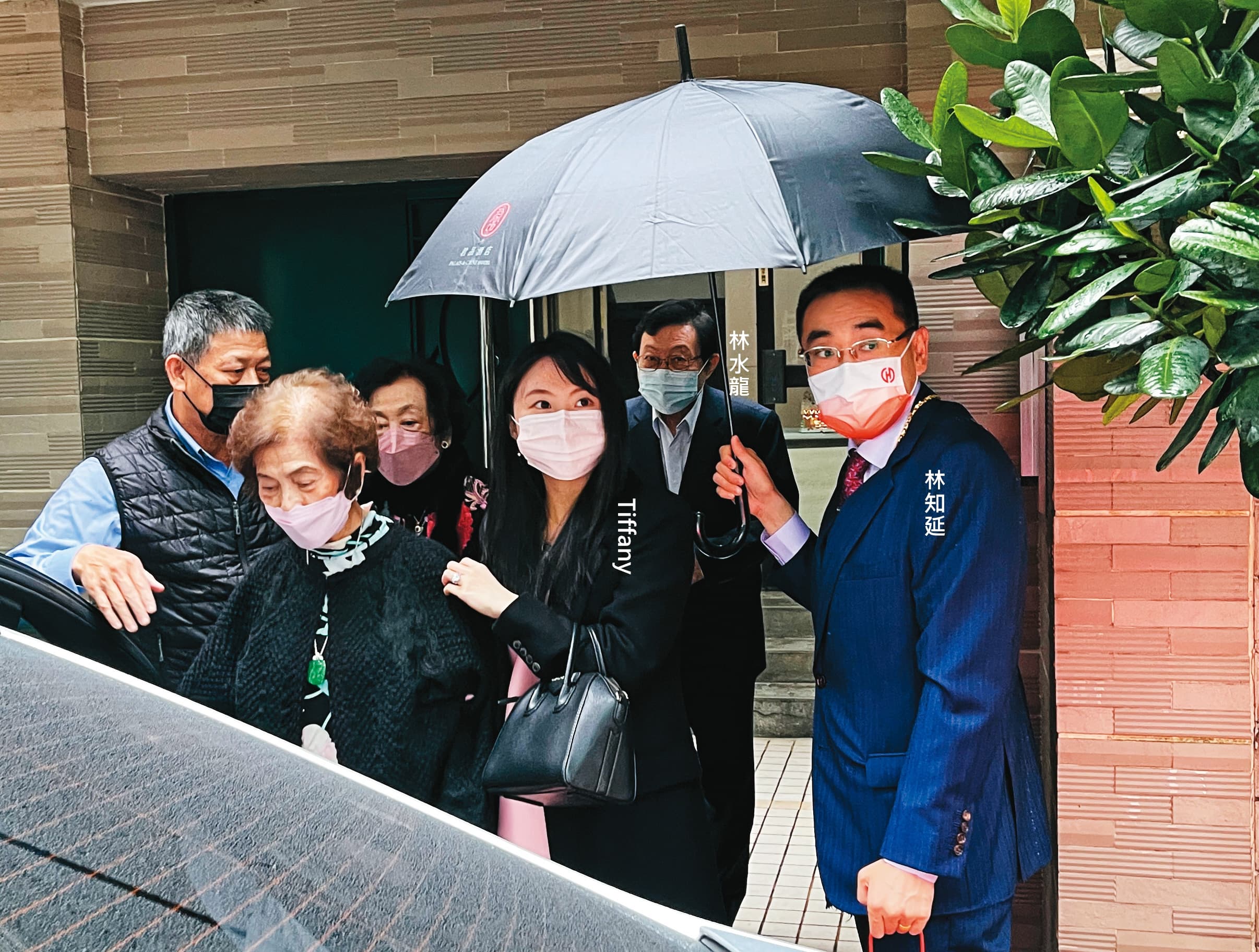 去年底本刊直擊林知延低調迎娶Tiffany，當時她已懷有6、7個月的身孕。迎娶當天，Tiffany的名醫父林水龍也送別愛女。