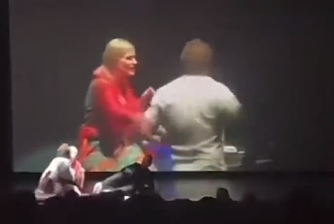 疑似女觀眾老公不滿兩人過於親密，竟衝上台怒毆魔術師。（翻攝推特@Dr. Nightmare）