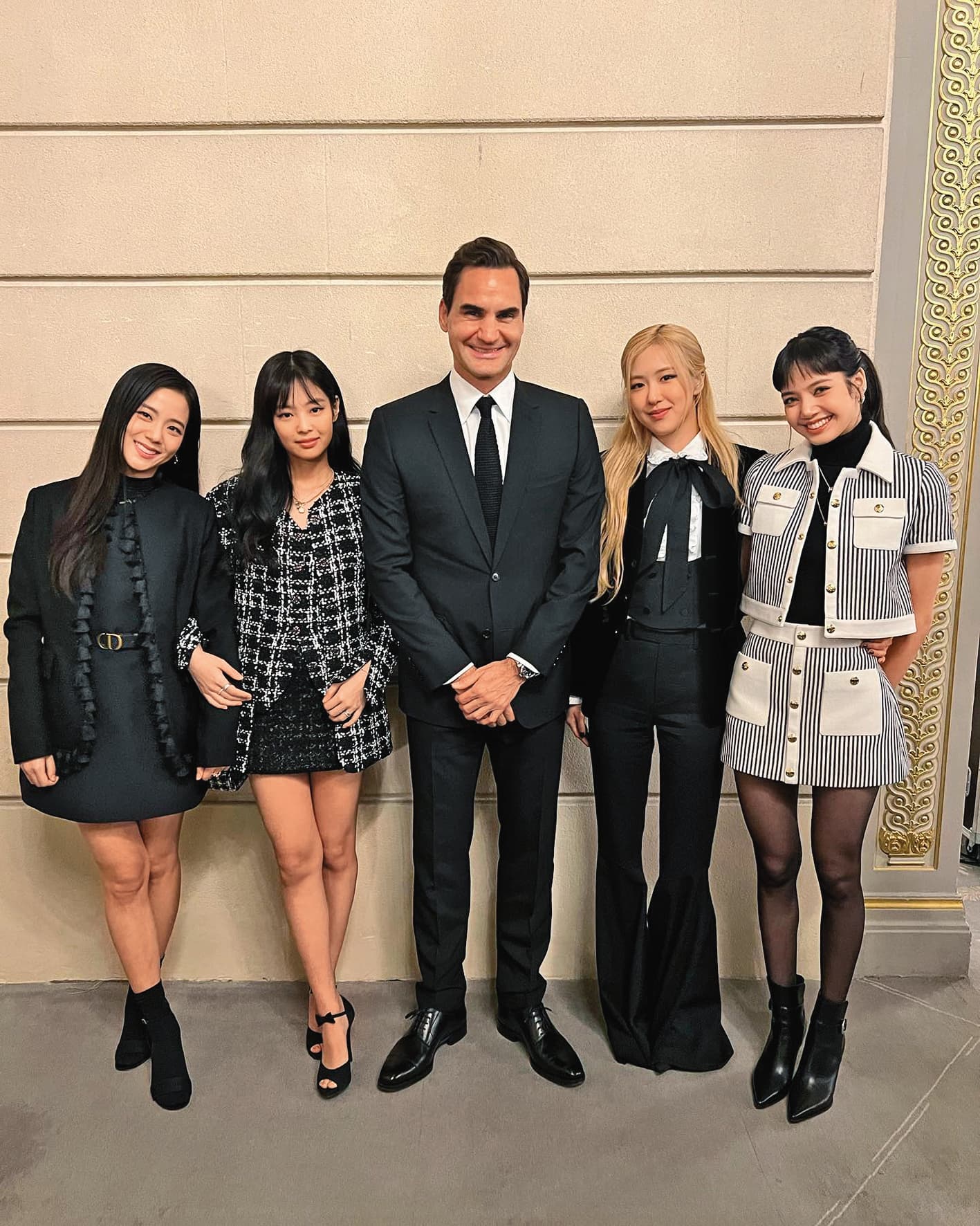 BLACKPINK魅力無窮，連退役網球球王費德勒（中）的孩子也是她們的粉絲，費德勒曬照片寫道：「我的小孩說這張照片一定要貼在IG上。」（翻攝自rogerfederer IG）