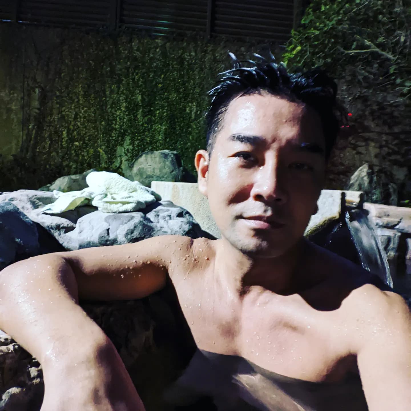 謝承均去年底開始報復性旅遊。（翻攝臉書）