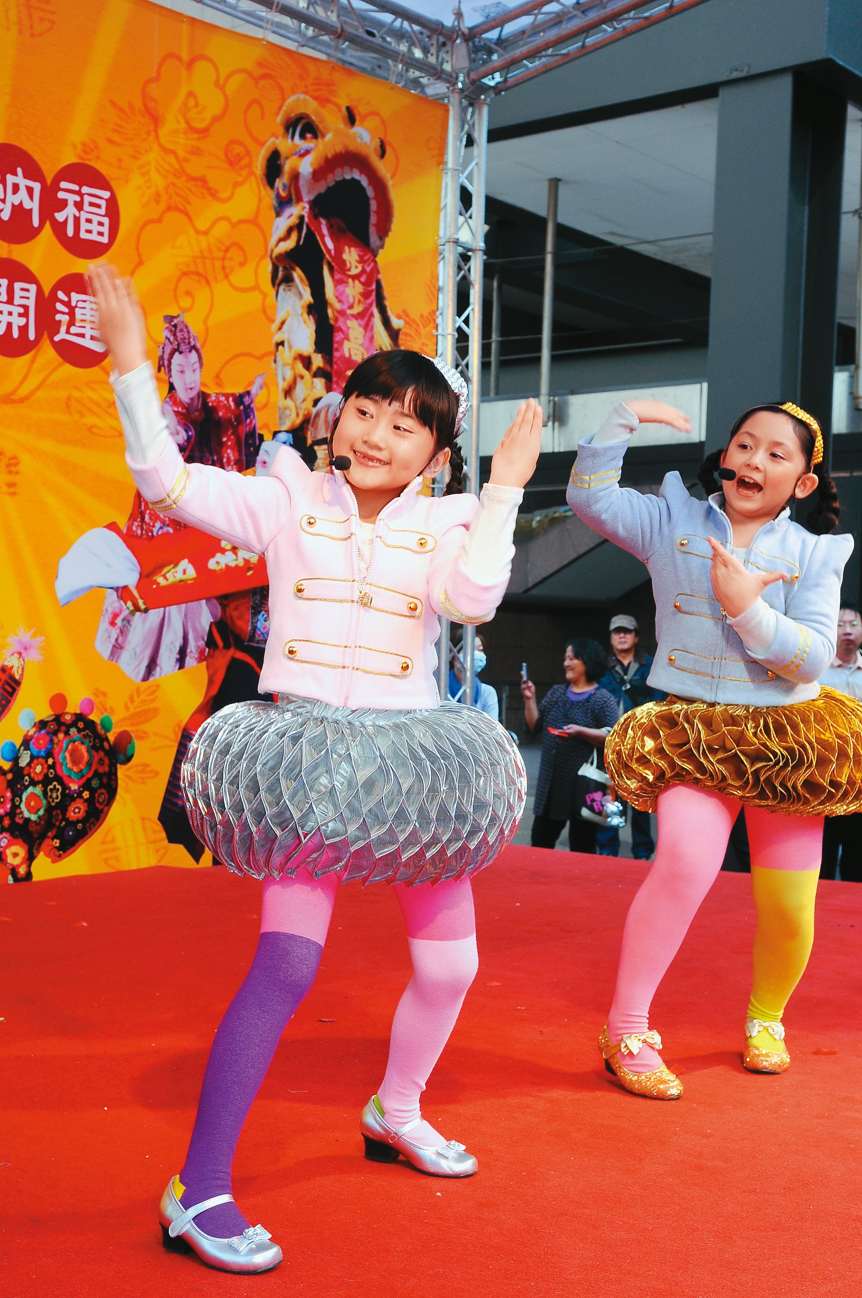 吳兆絃（右）8歲時以童星女團「大小姐」出道，迅速走紅。（資料照片）