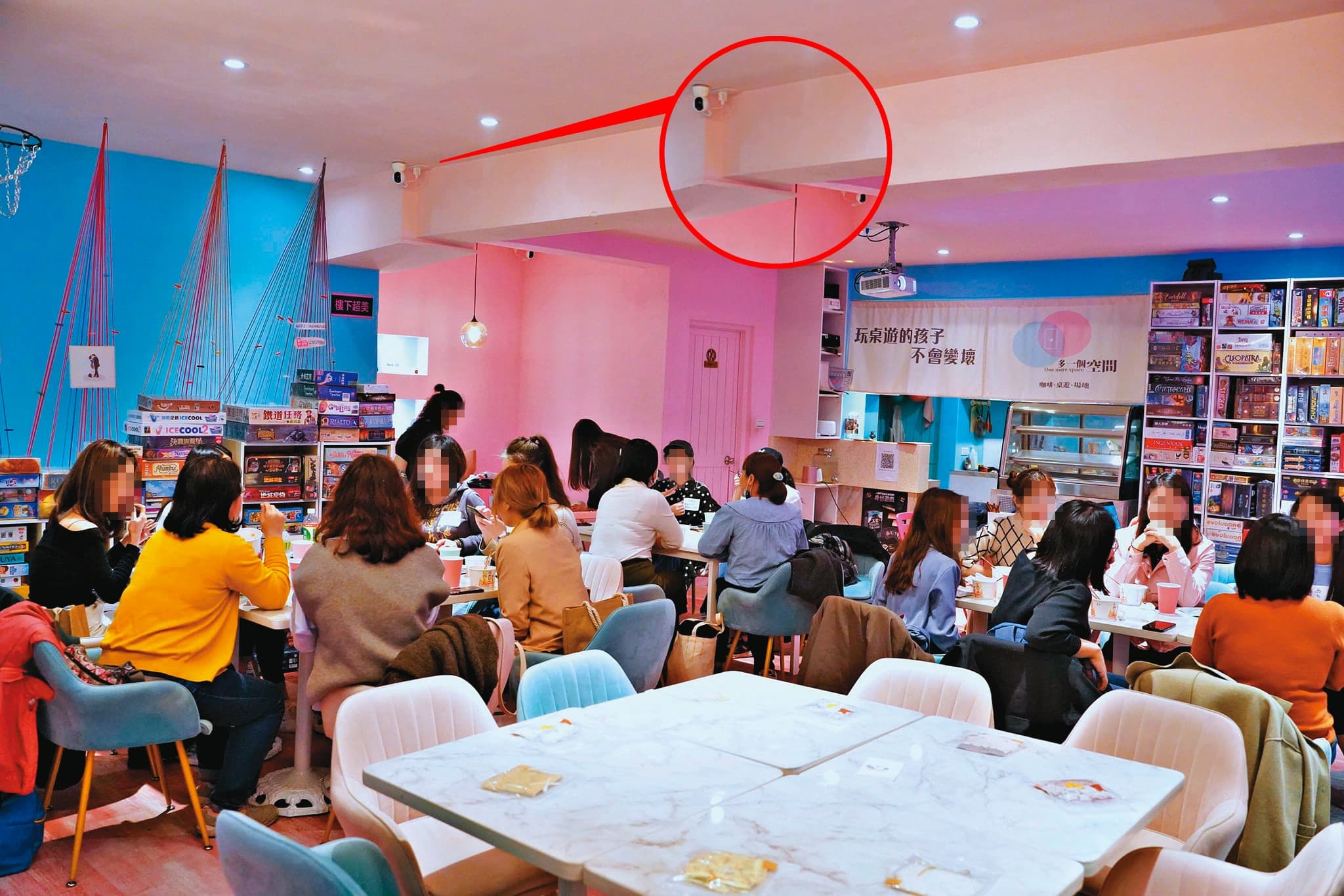余尚泓開的桌遊店有很多女粉絲光顧，店內也裝設不少監視器。（翻攝臉書）