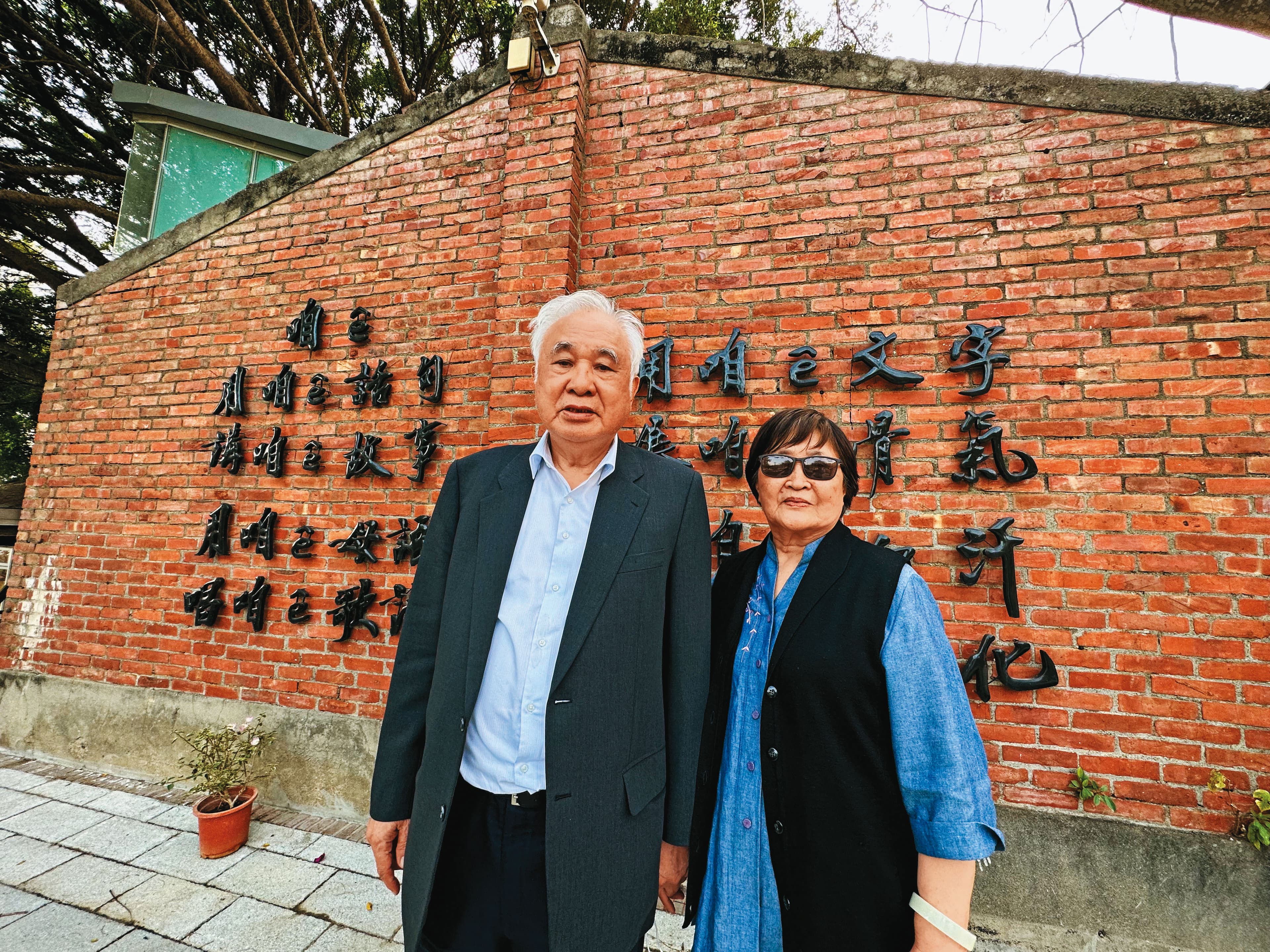 總統府資政姚嘉文（左）、前立委周清玉（右）夫婦，對姪女官司不願多談