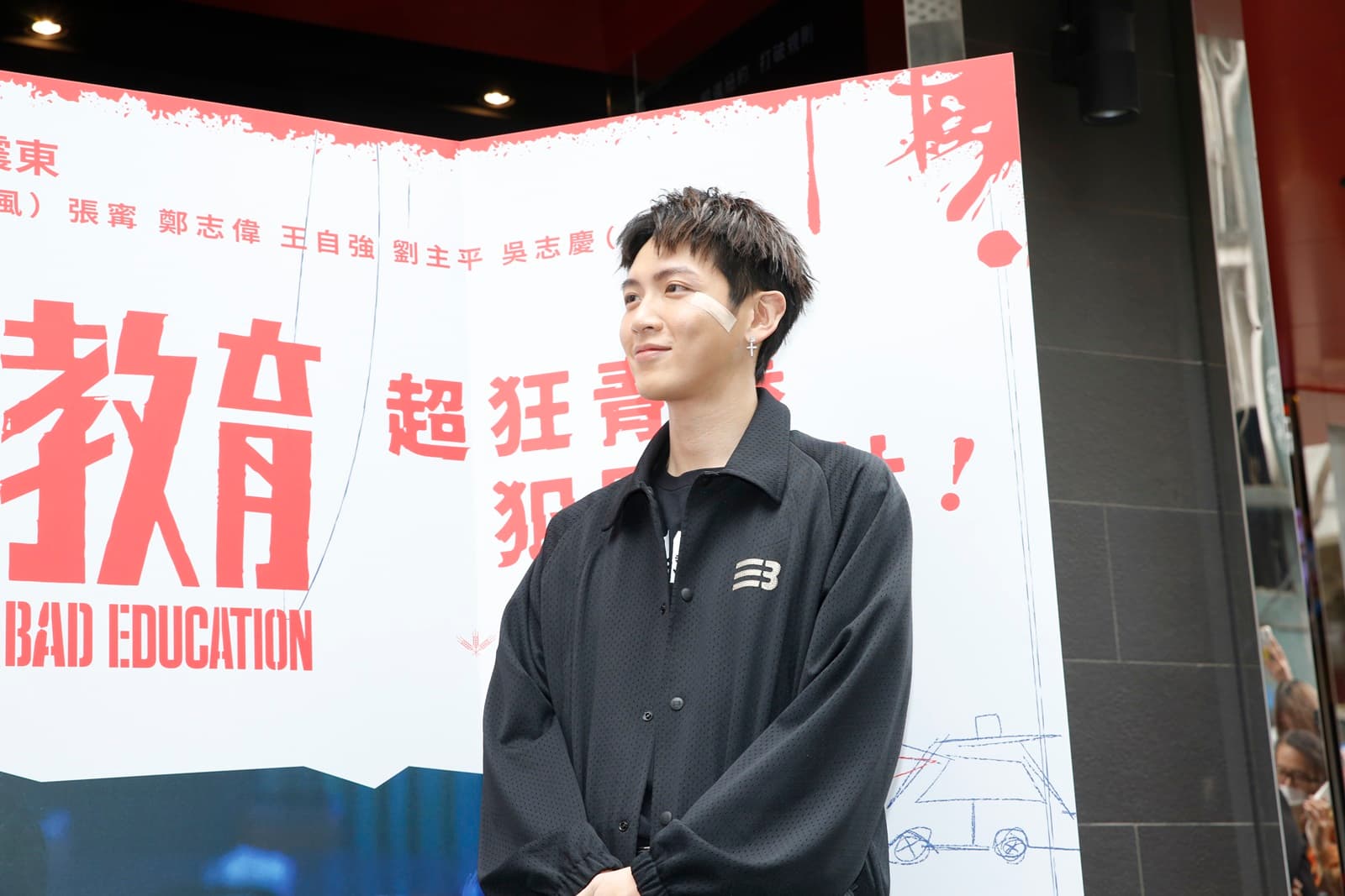 柯震東臉上傷口仍貼著美容膠帶，他自嘲化了個BLACKPINK成員Jennie的仿妝。