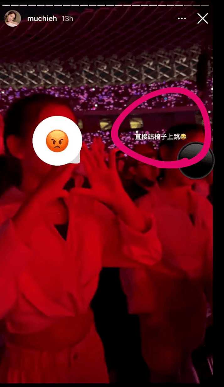 林牧潔讓女兒站在椅子上唱唱跳跳，看BLACKPINK演唱會。（翻攝林牧潔IG）