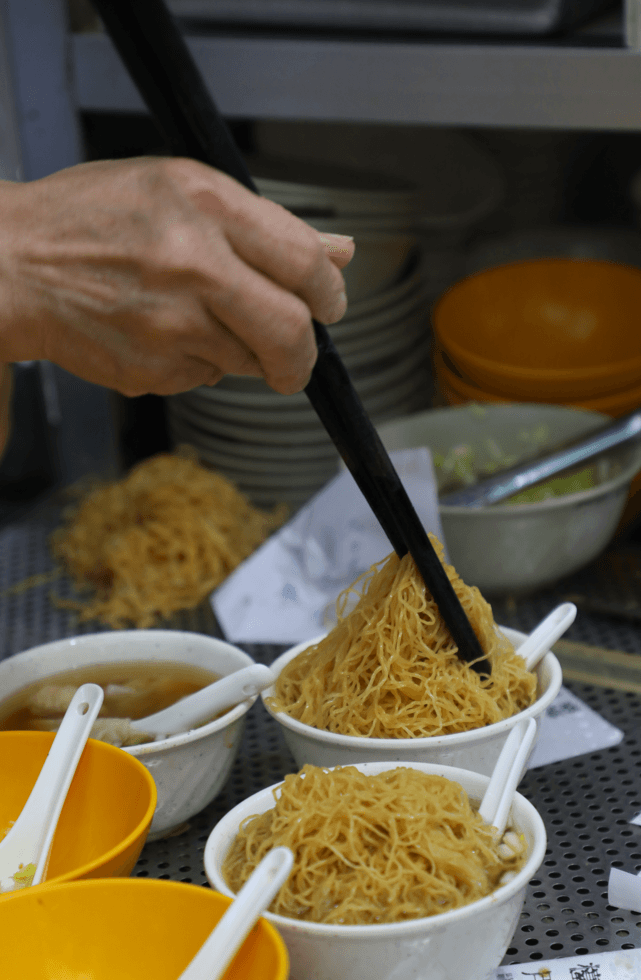 煮好的麵條直接擺在湯匙上。