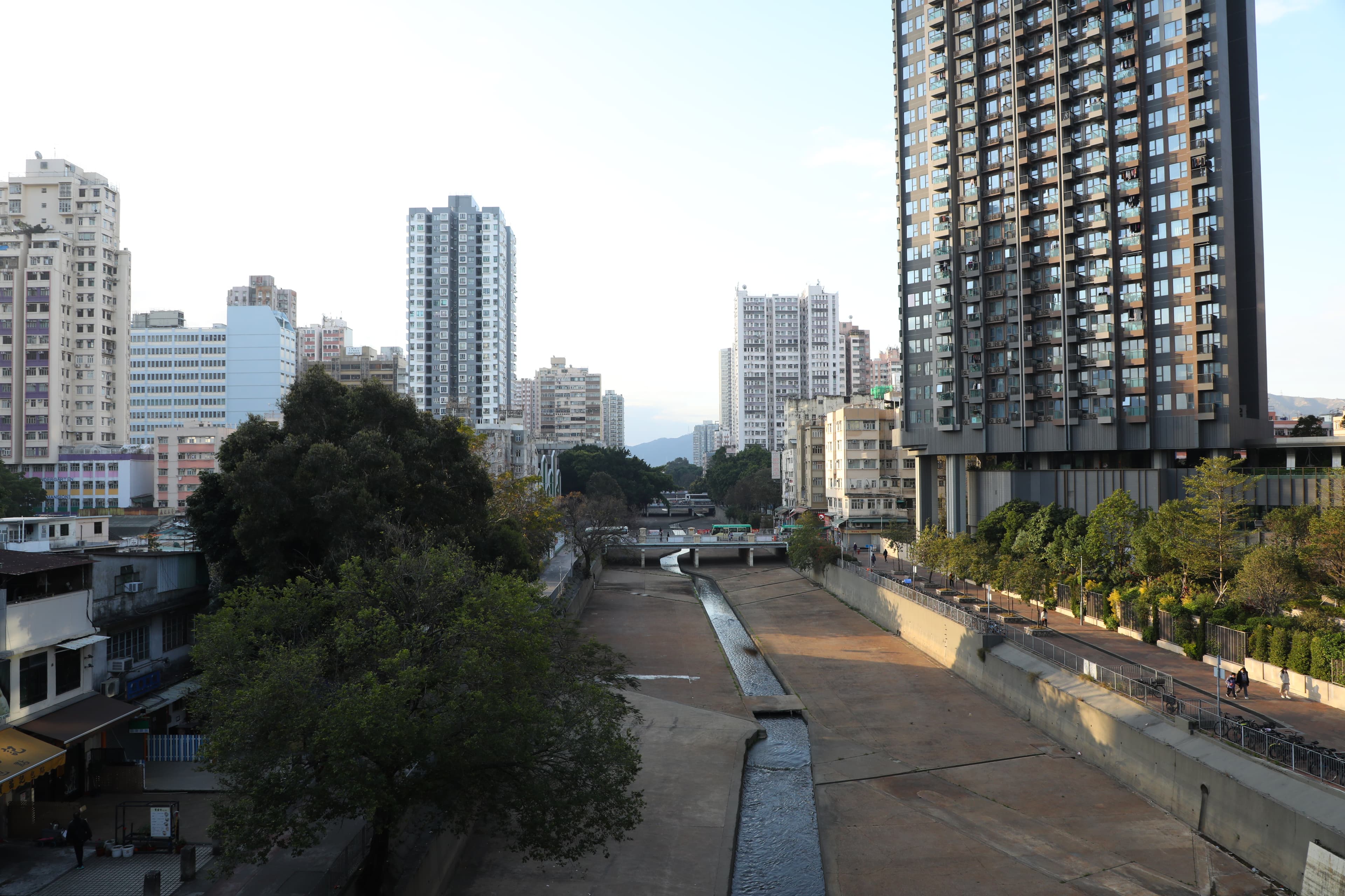 近年屯馬線開通，從港島、尖沙咀一帶去元朗，車程也不過半個多小時，出了朗屏地鐵站就見到元朗明渠。