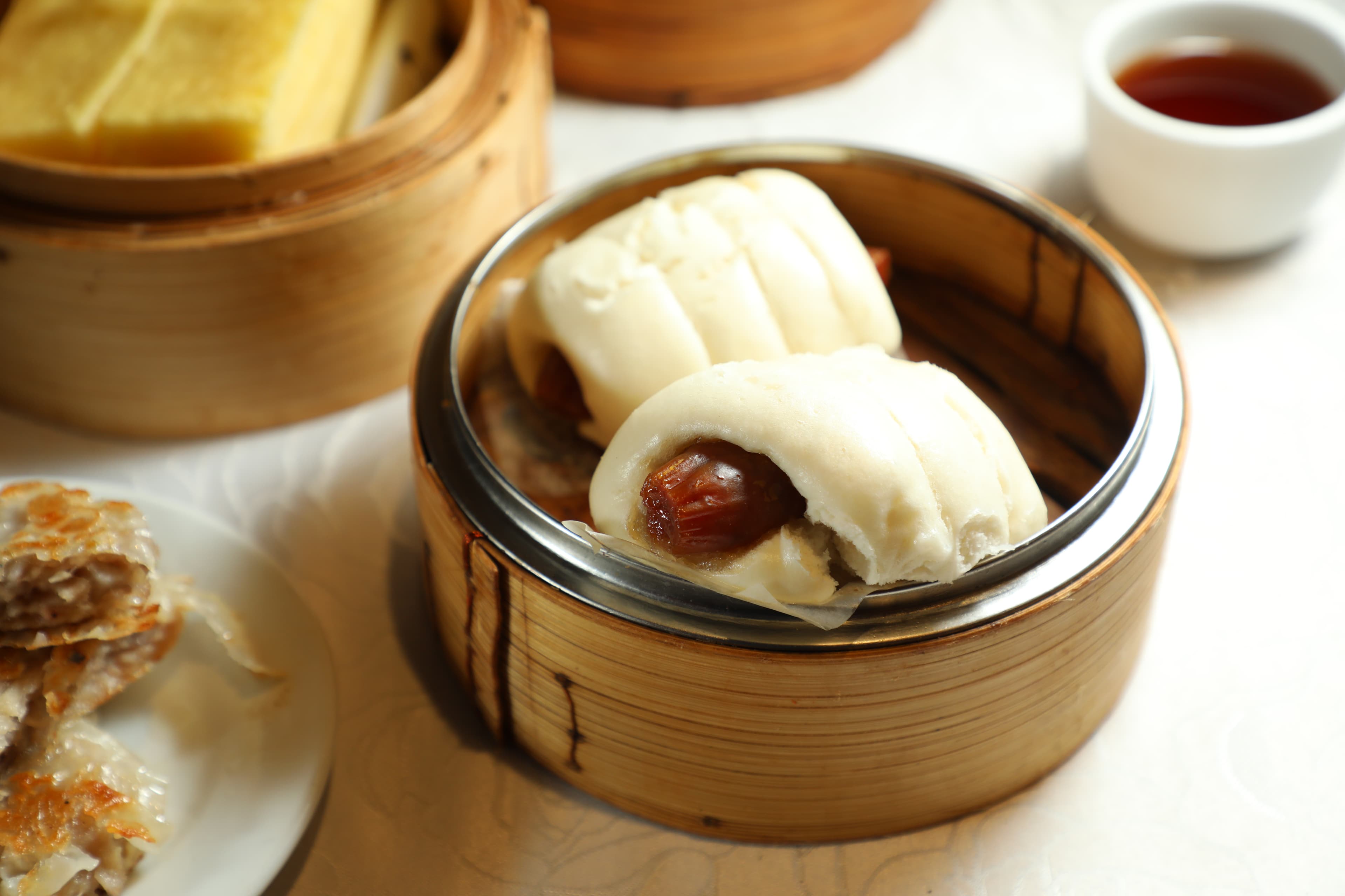 「榮華臘腸卷」大方包入自家製的半根臘腸，咬起來頗費牙力，但越嚼越香。（特點，港幣37元／份）