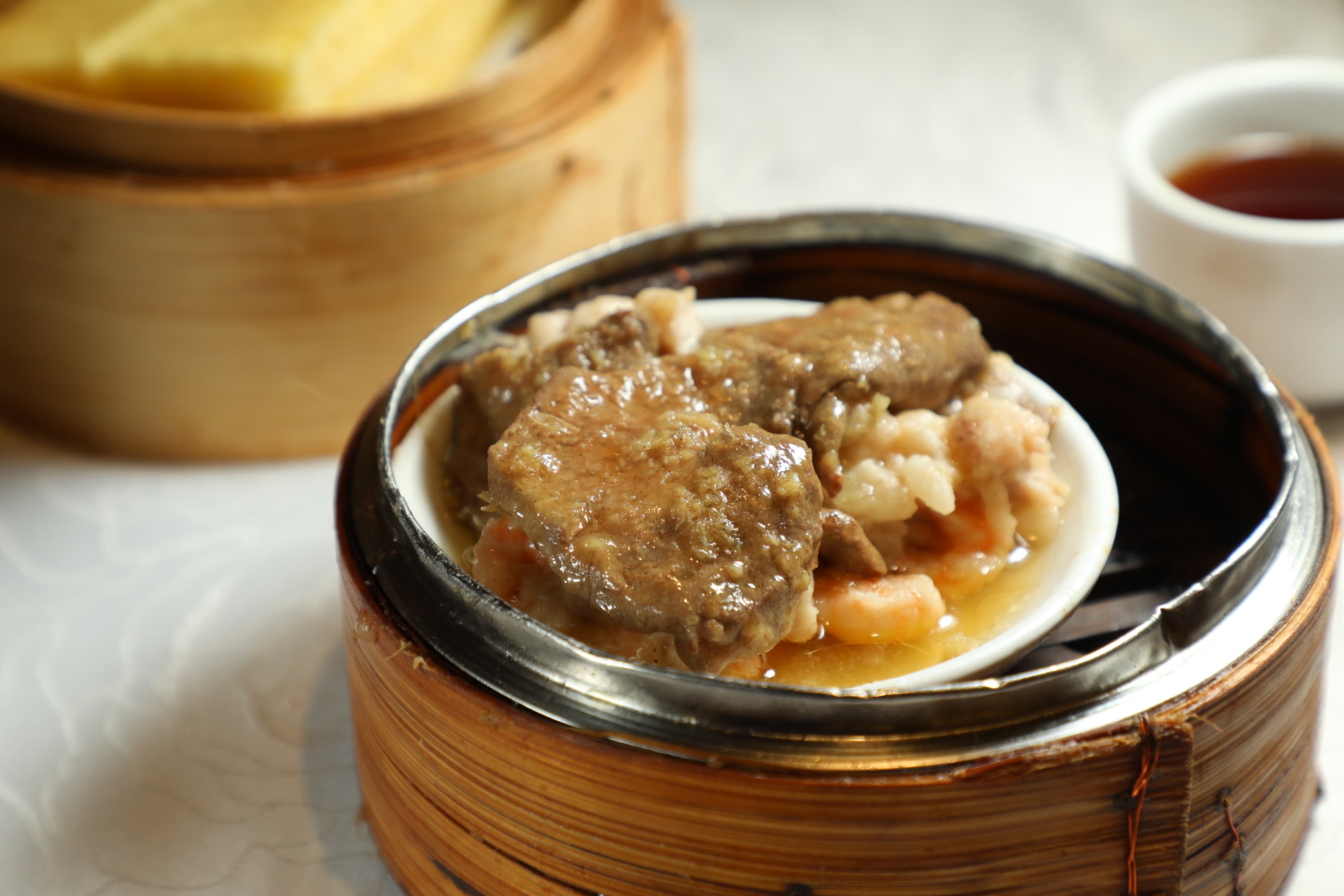 老派的「豬潤燒賣」把豬肝放在鮮肉燒賣上，味道很搭。（大點，港幣33元／份）