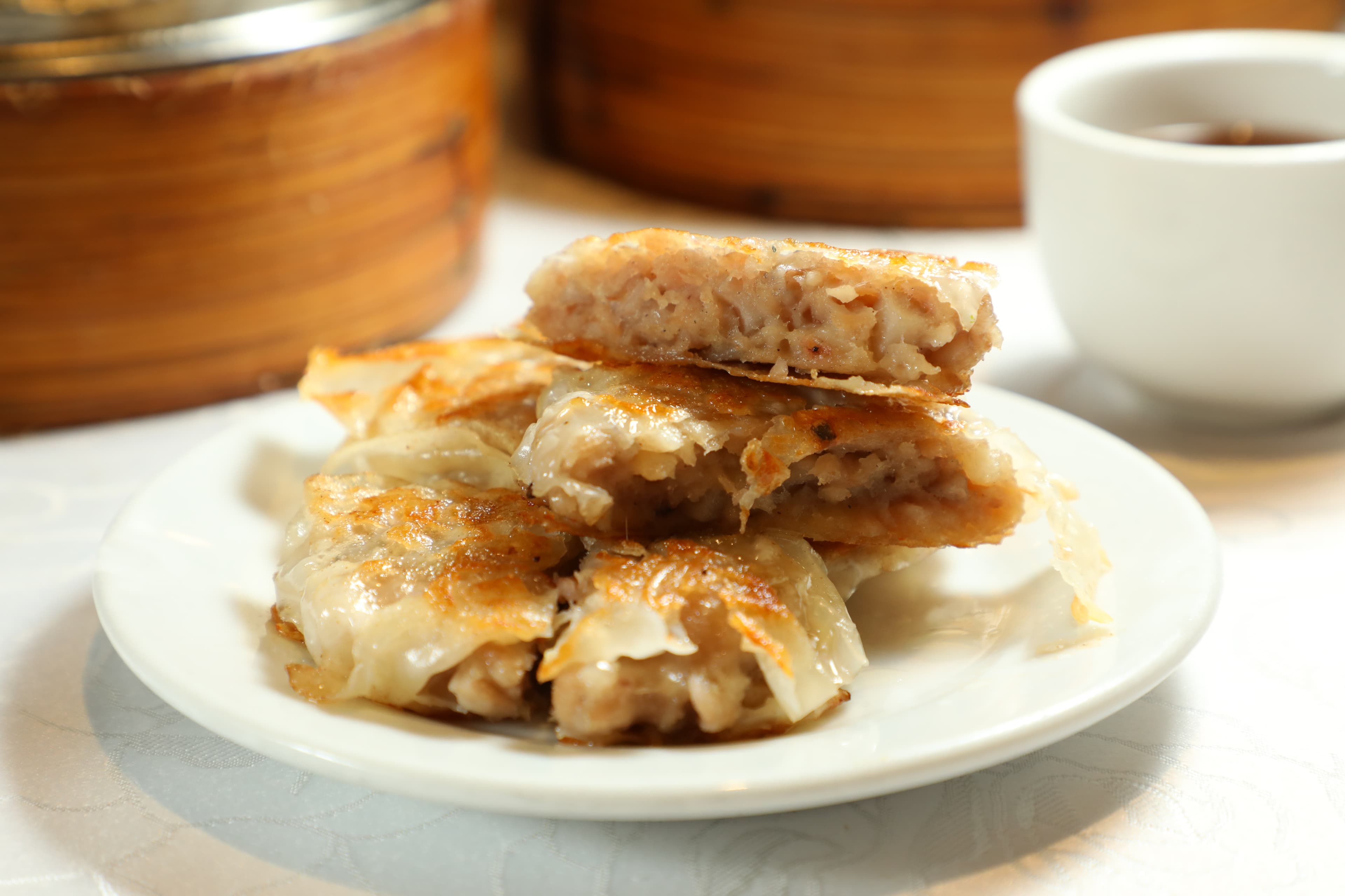 「香煎蓮藕餅」內餡清爽，略帶脆口感。（中點，港幣29元／份）