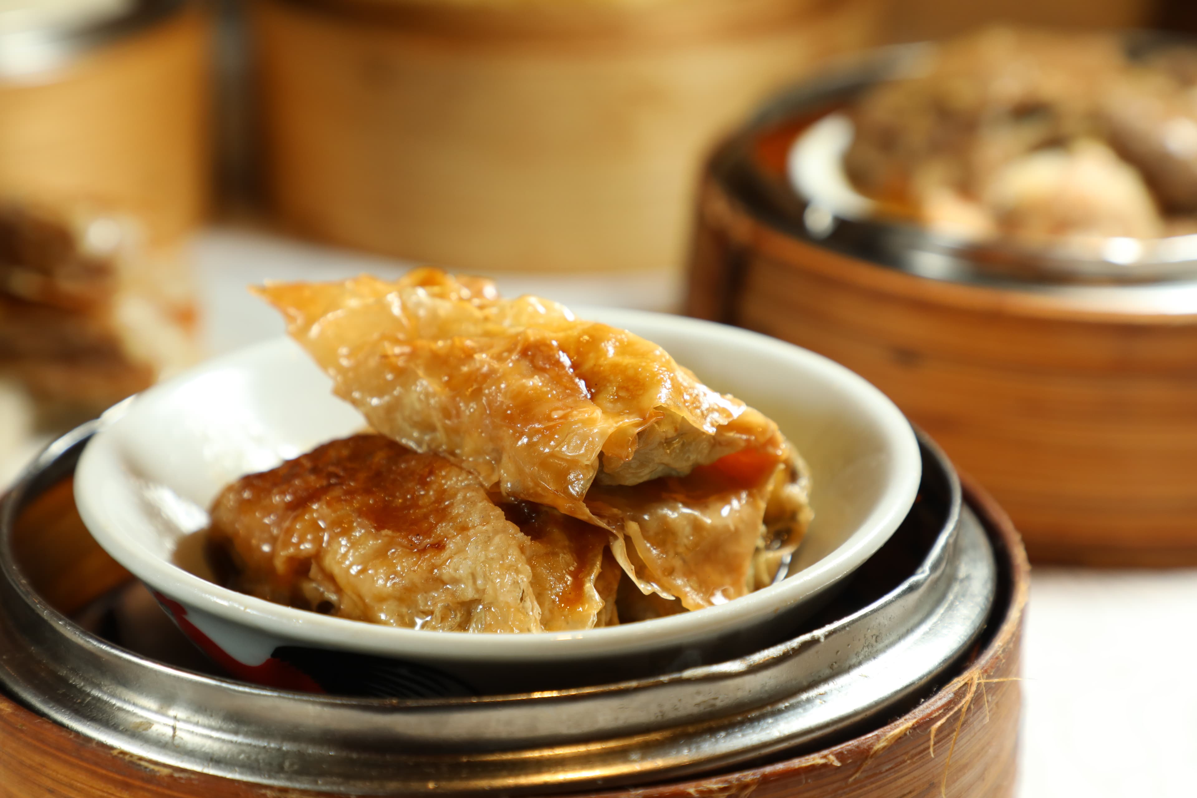 「蠔油魚滑鮮竹卷」就是蒸的腐皮卷，調味濃郁。（中點，港幣29元／份）