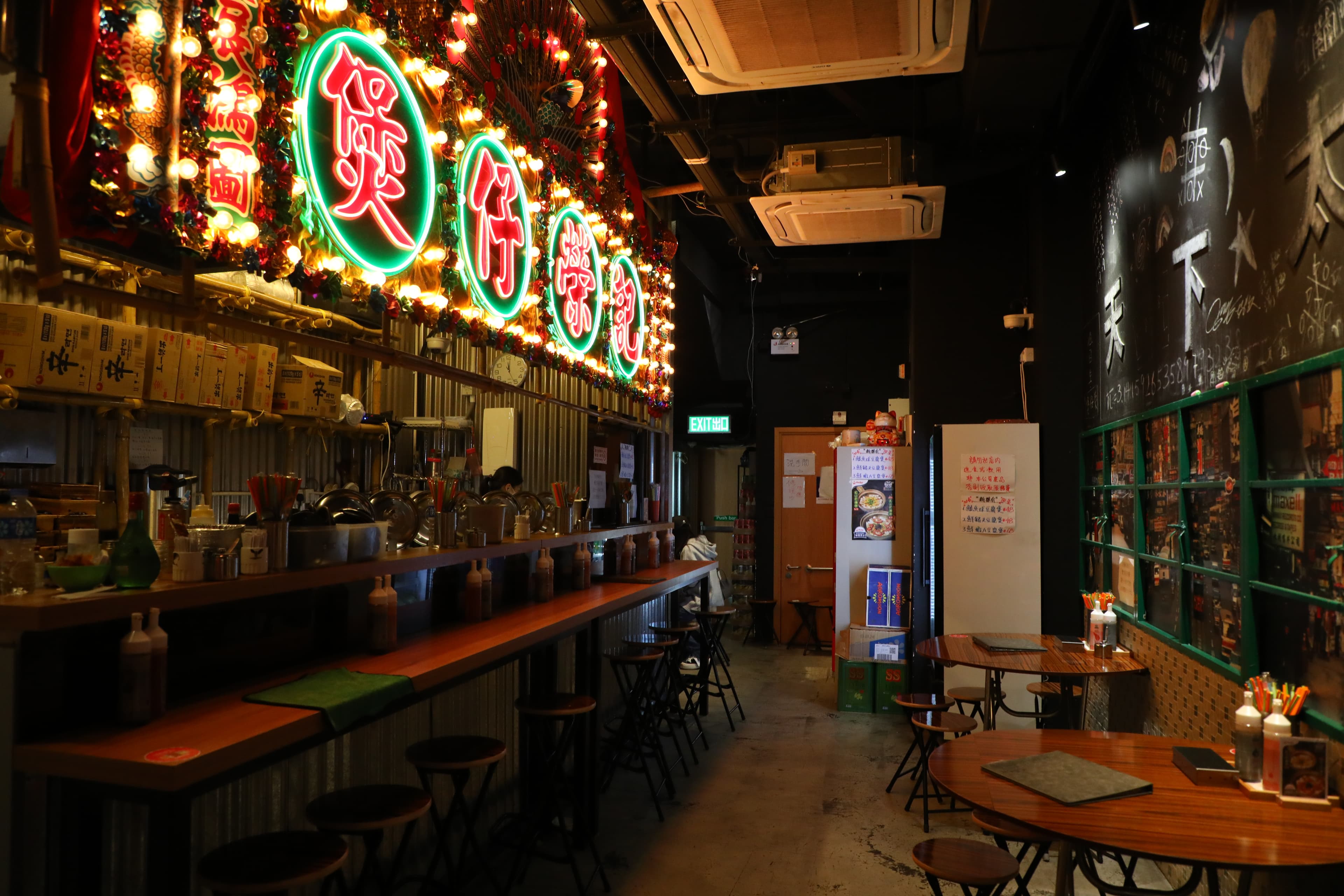 店內走復古港風裝潢，霓虹燈招牌是亮點。