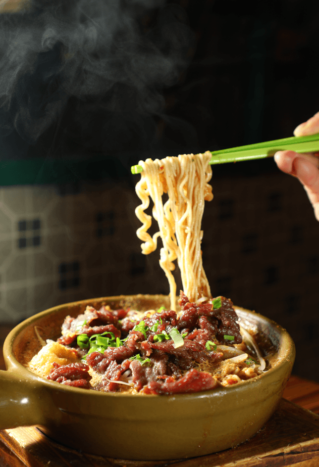 「煲仔沙嗲牛肉麵」可隨意更換配料，也可換成辛拉麵或冬粉。（港幣78元／份）