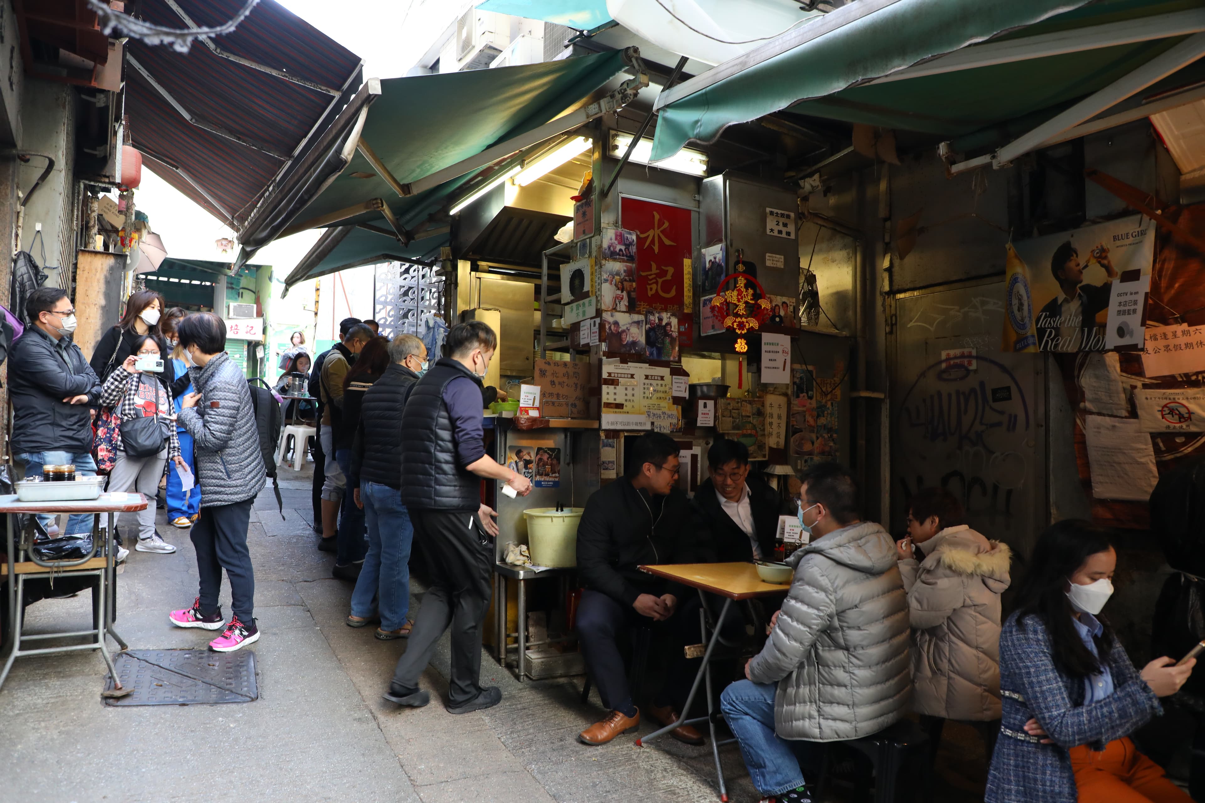 「水記」主力做上班族午餐生意，外賣跟內用，分成兩條人龍。