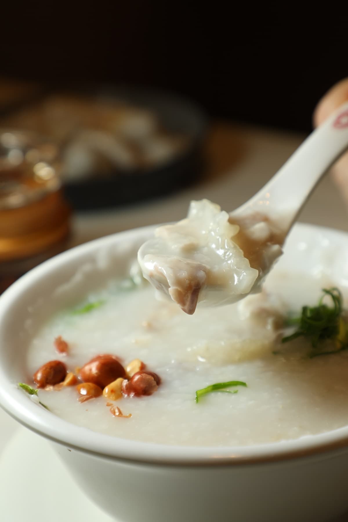 歷史悠久的「荔灣艇仔粥」值得一嘗。（港幣46元／碗）