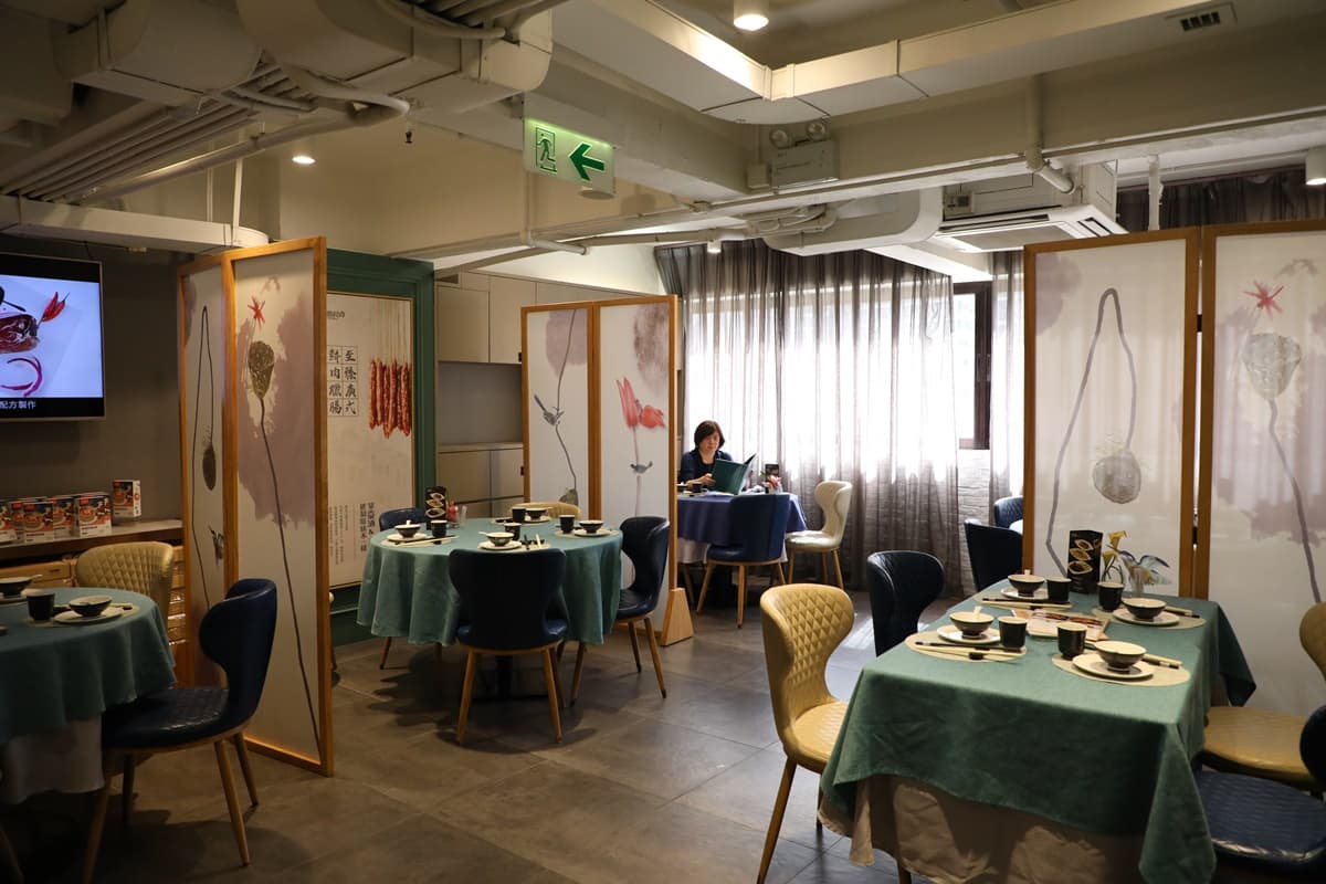 憶食尚的裝潢雅致，還有屏風分隔各桌。