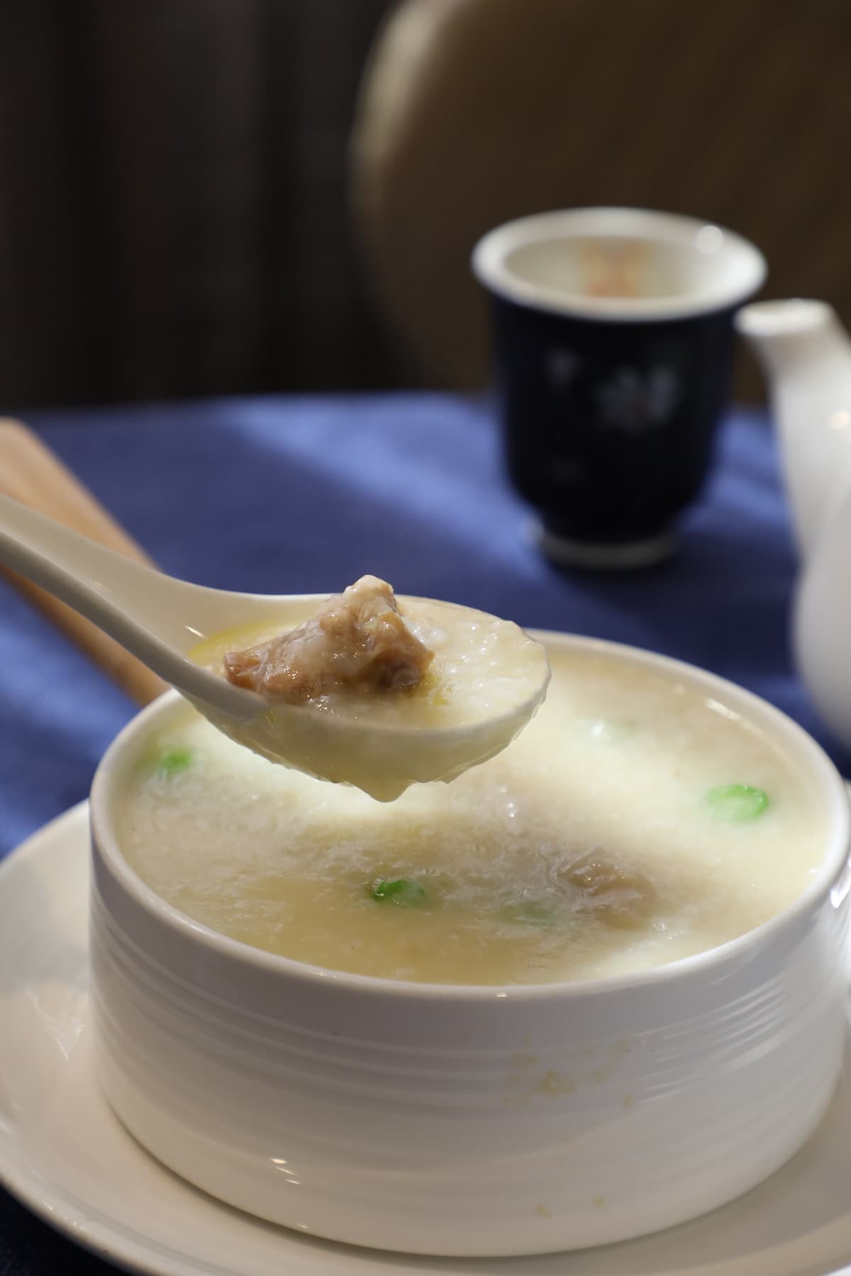 用煲仔熬的「滑雞粥」，雞湯香甜，米花化於無形。（港幣98元／碗）