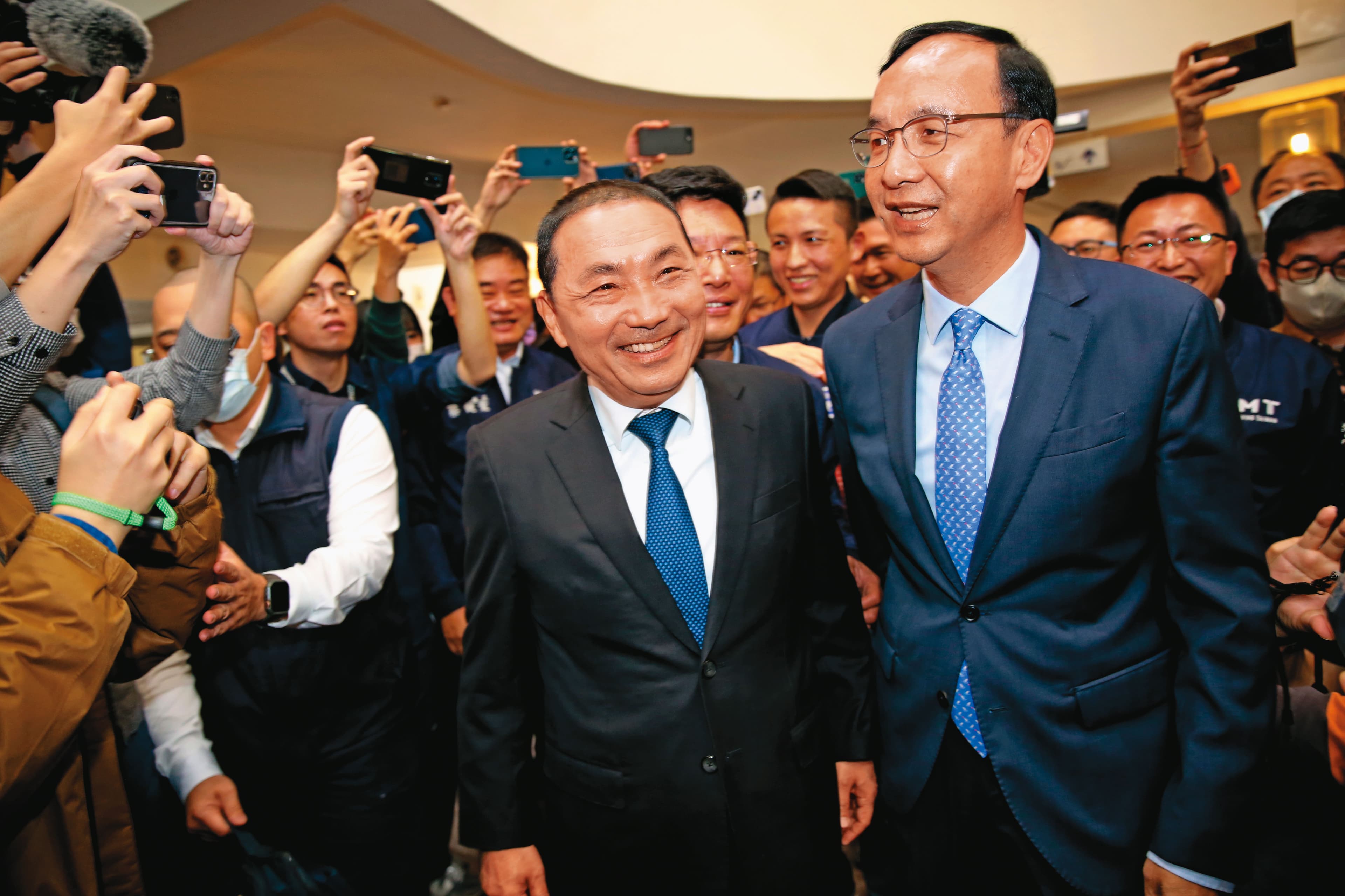 侯友宜、朱立倫20日出席新北市議會國民黨團幹部交接，2人在媒體面前有說有笑。