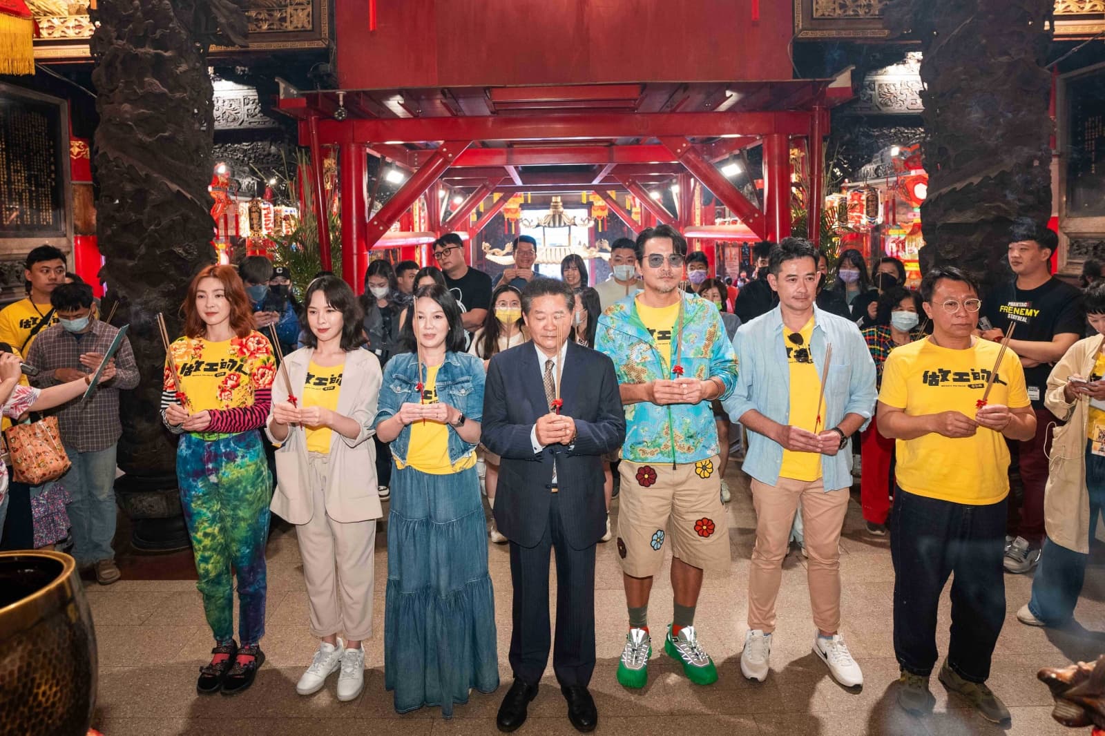 曾珮瑜（左起）、天心、苗可麗、游安順(右一)、柯叔元(右二)、李銘順(右3)回到電影拍攝地台中市，並在大甲鎮瀾宮祈福預祝票房大賣。（大慕影藝、華映娛樂提供）
