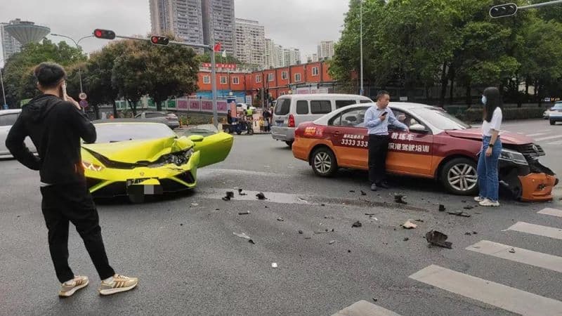 藍寶堅尼車主一看慘況，直呼「我才剛買...」。（翻攝微博）