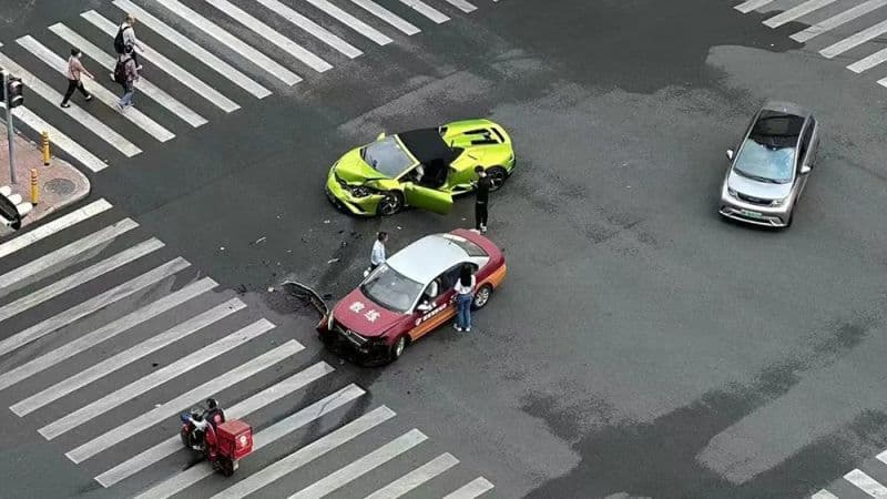 事故發生在廣東深圳市，兩車的車頭皆受損，事故賠償將由駕訓班負責。（翻攝微博）