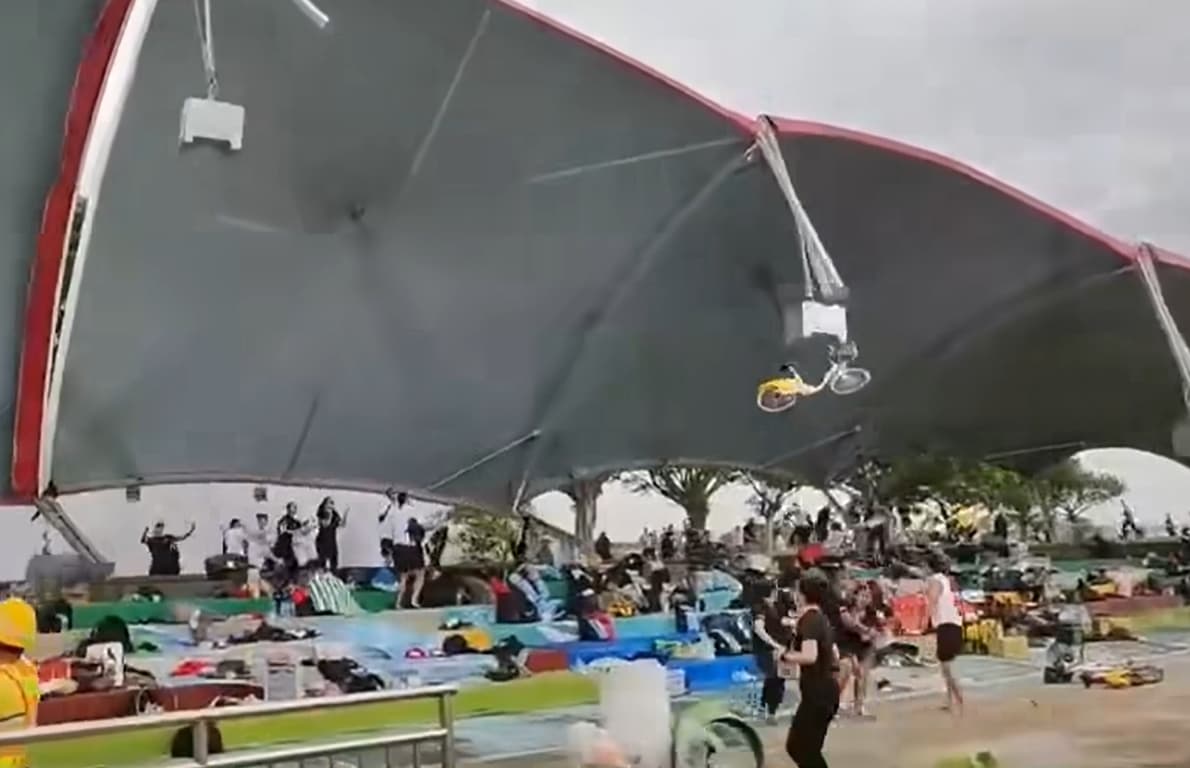 全原運昨天在大佳河濱公園的休息區帳篷被強風吹翻，連單車也騰空飛起。（翻攝自台灣颱風論壇｜天氣特急臉書）