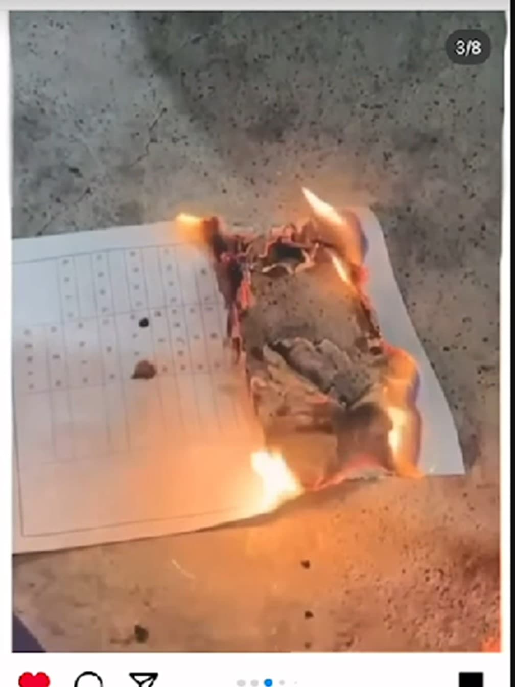 甲生被校方逼迫休學，氣得將自主休學單燒毀。（人本教育基金會提供）