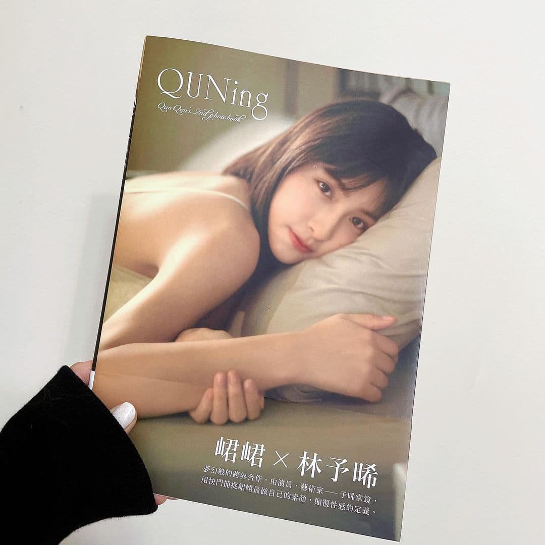 峮峮請來演員林予晞操刀當攝影師拍攝寫真集。（翻攝IG@qun_04）