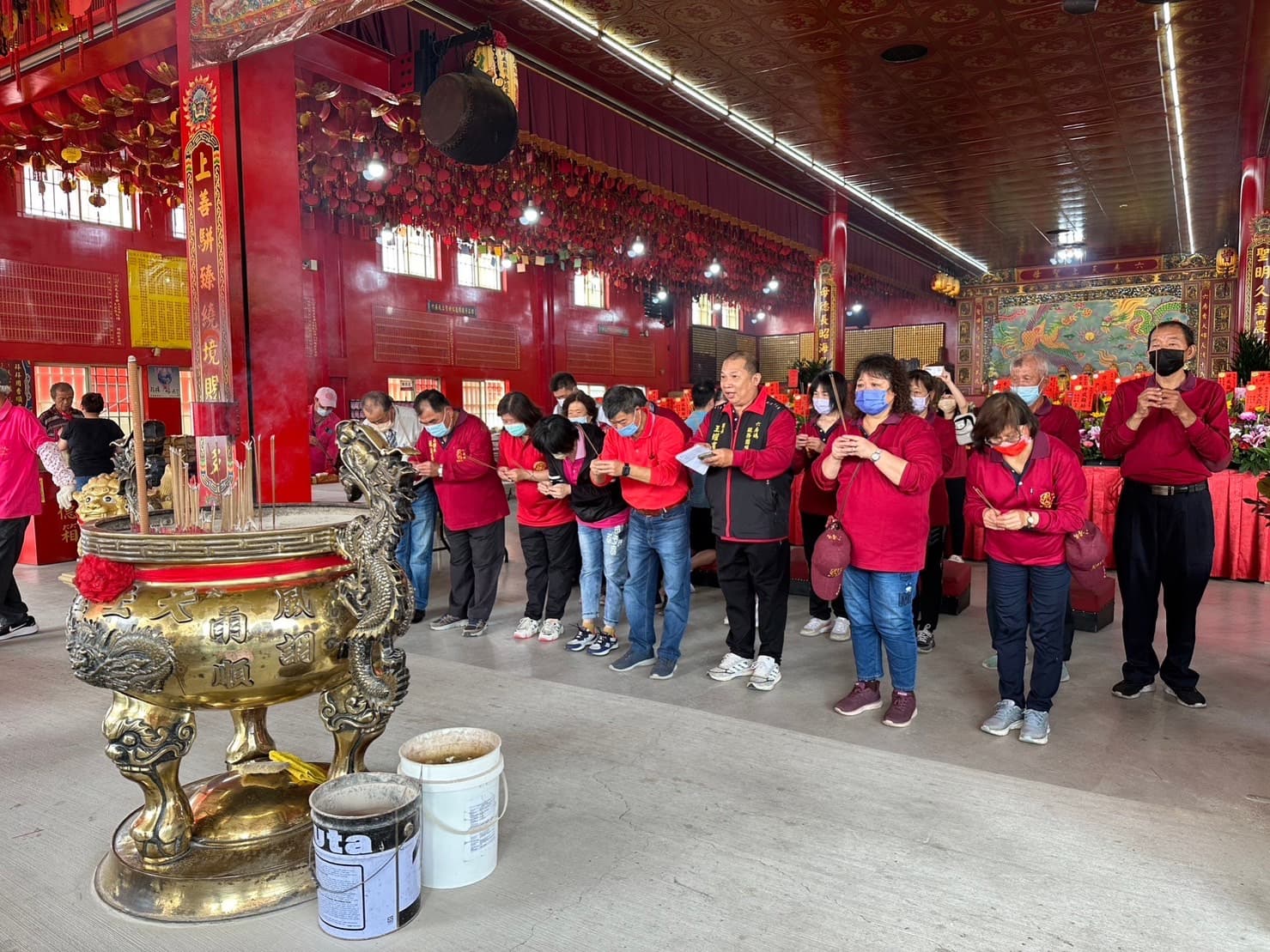 雲林身障養護中心今帶著服務對象走出戶外，前往六房媽參拜，感謝長期以來的支持。（雲林身障養護中心提供）