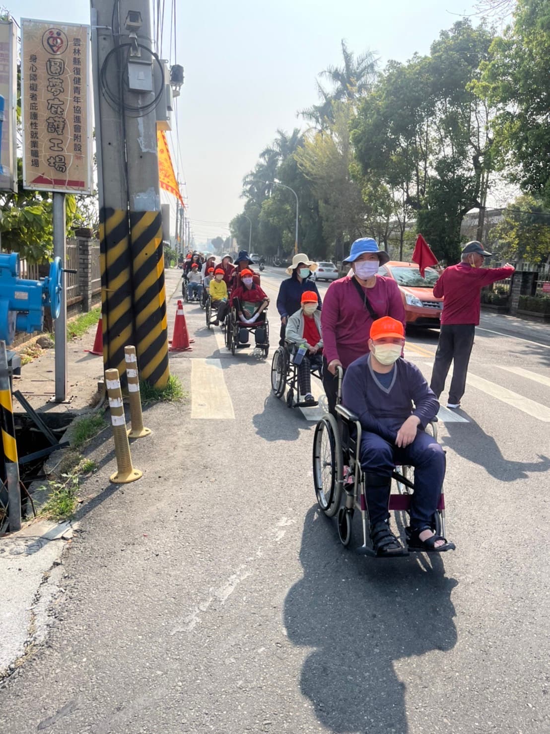 雲林身障養護中心今帶著服務對象走出戶外，前往六房媽參拜，感謝長期以來的支持。（雲林身障養護中心提供）