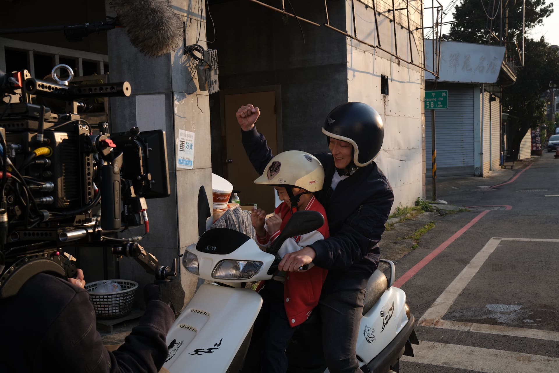 電影加入許多台灣在地文化連結，如象徵父子情的棒球、騎摩托車兜風等劇情，甚至把柬埔寨詐騙事件都加入故事中。（高雄市電影館提供）