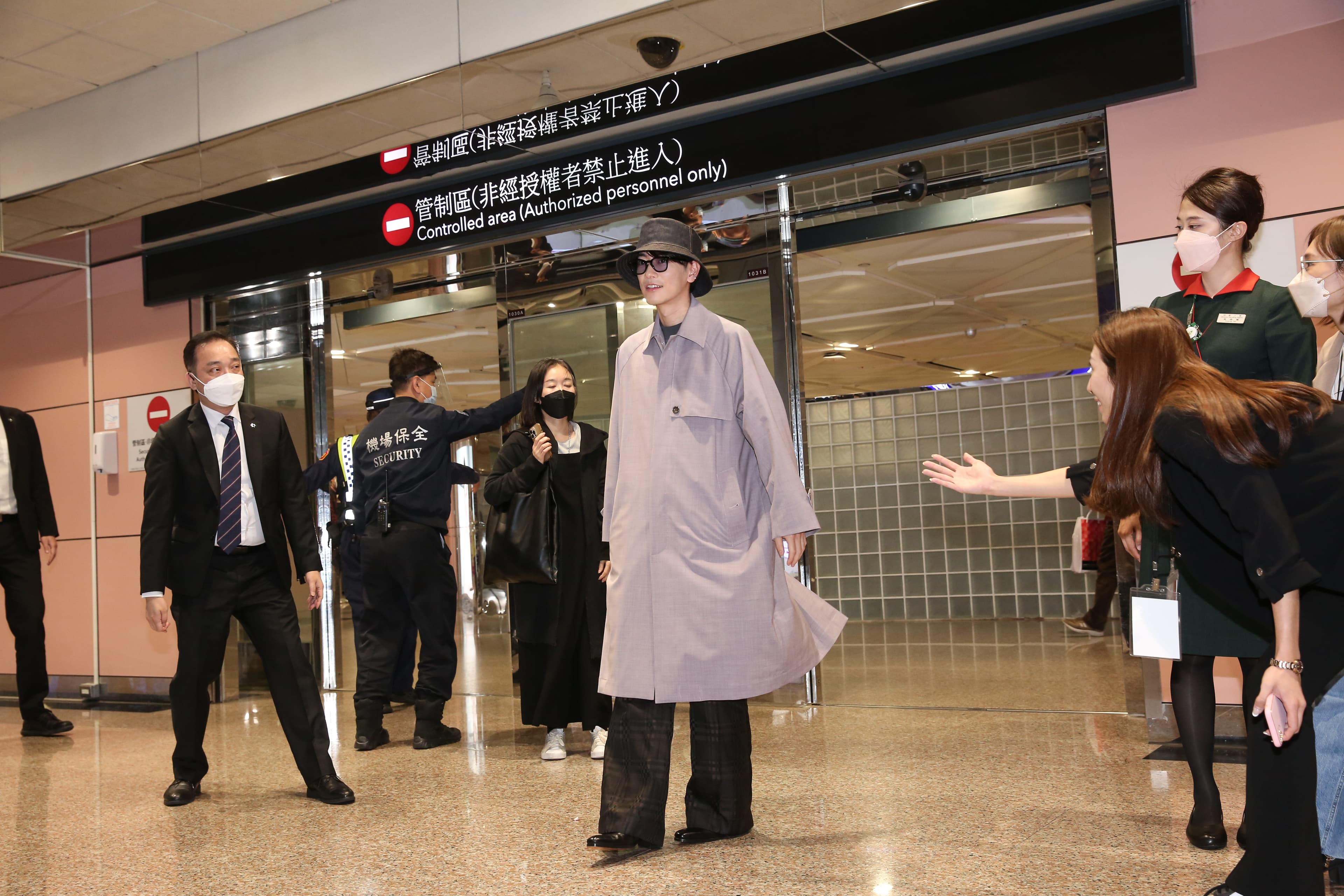 佐藤健看到大批接機粉絲面露喜色。