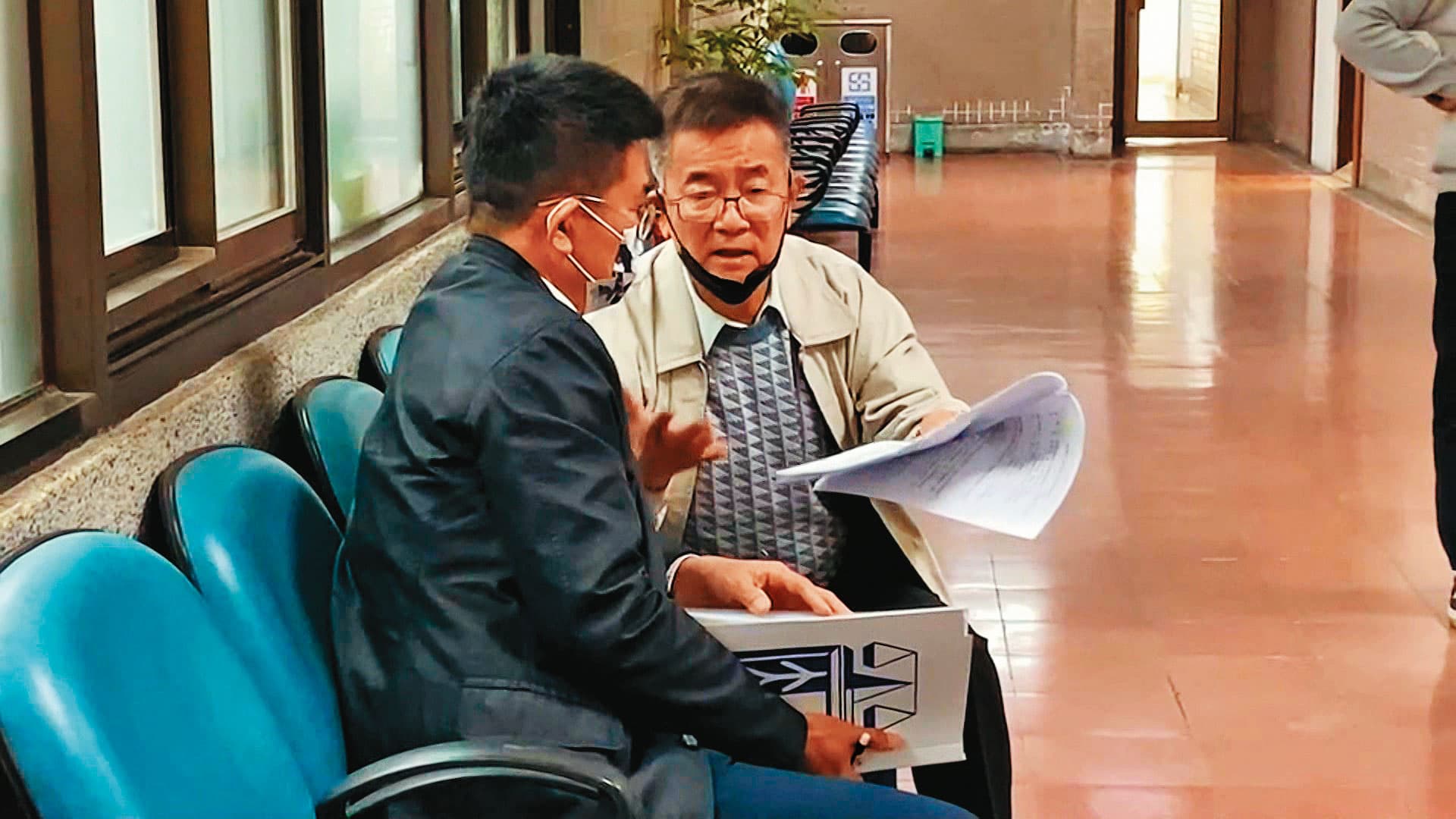 羅志明（右）遭檢調懷疑替中共在台發展共諜組織，他在地檢署頻和律師討論案情，訊後遭收押禁見。（翻攝鏡新聞）