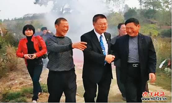 退役中將陳盛文（右2）回中國祭祖，中國媒體大肆報導，成為統戰宣傳。（翻攝搜狐）