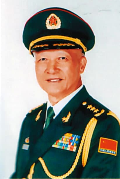 曾任中共參謀部副總參謀長的退役上將錢樹根，出席球賽與台籍退將聯誼。（翻攝百度）