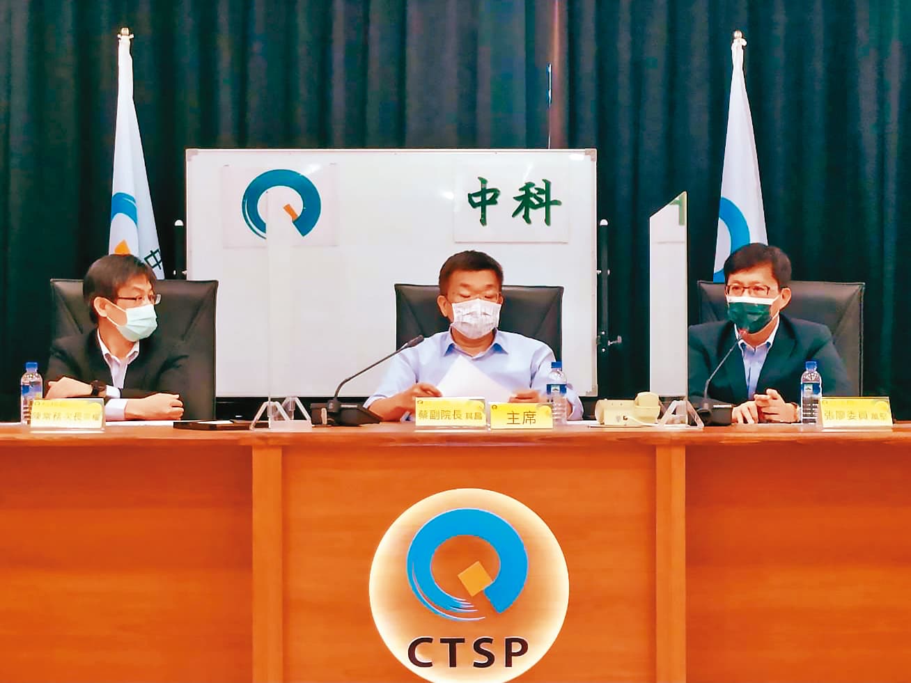 立法院副院長蔡其昌（中）去年5月主持公聽會，針對興農球場會員補償機制協商。（翻攝立法委員張廖萬堅臉書）