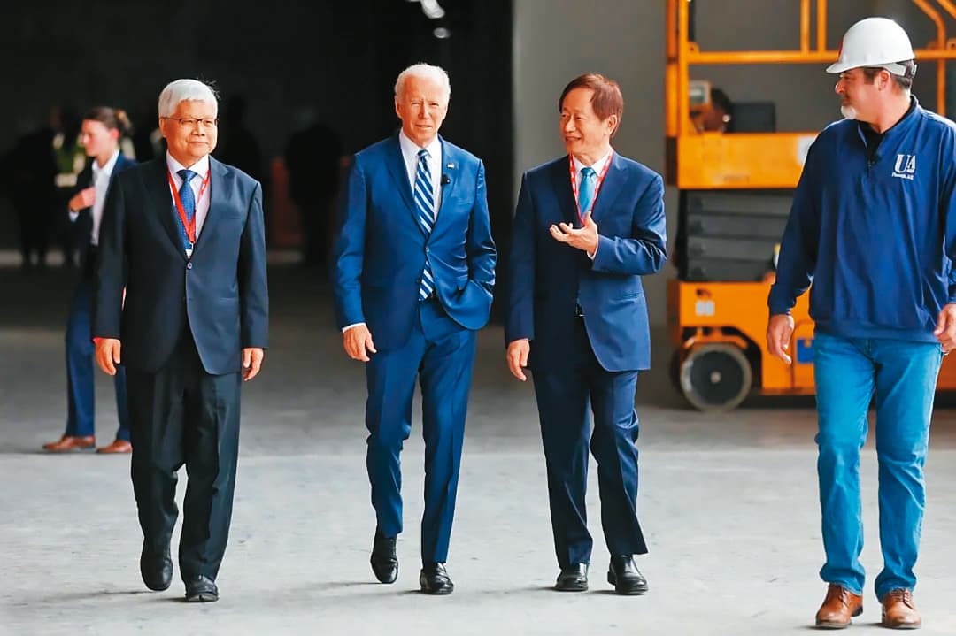美國亞利桑那廠都還沒量產，台積電就宣布要擴增3奈米。右2為台積電董事長劉德音，左2為美國總統拜登。（美國在台協會AIT臉書）