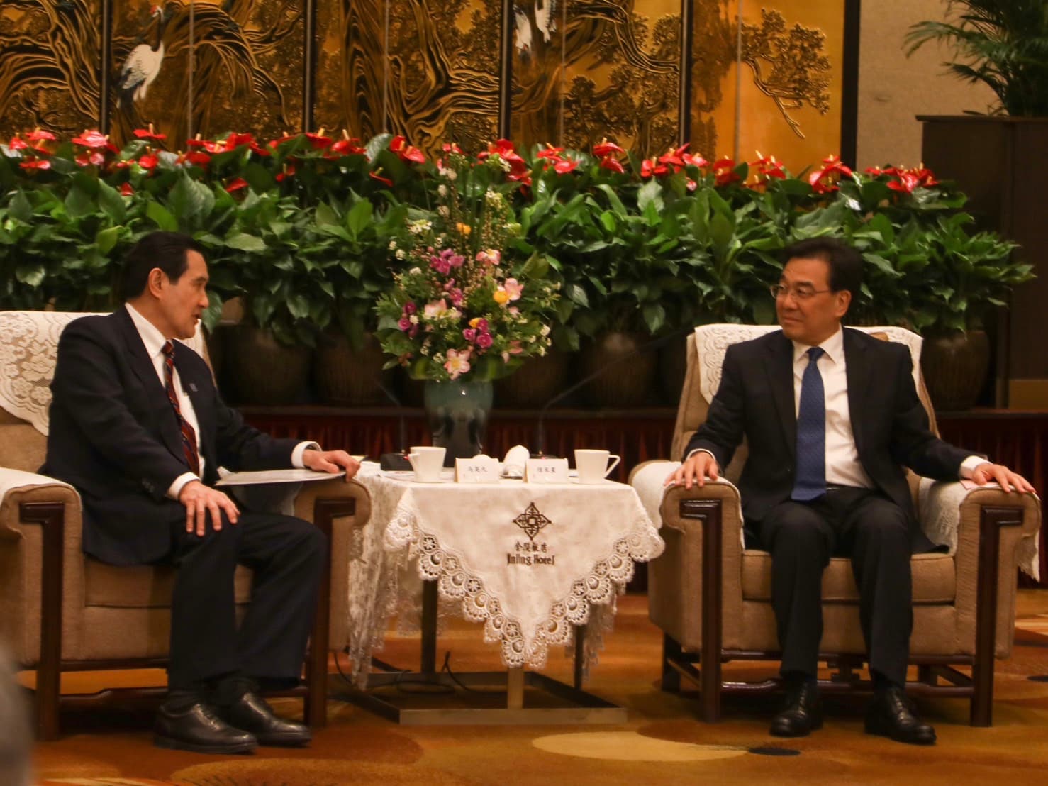 馬英九和江蘇省委書記信長星談話。（馬辦提供）