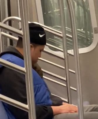 男子似乎察覺到異狀，從睡夢中醒來，淡定地看著這頭巨鼠。（翻攝，TikTok）