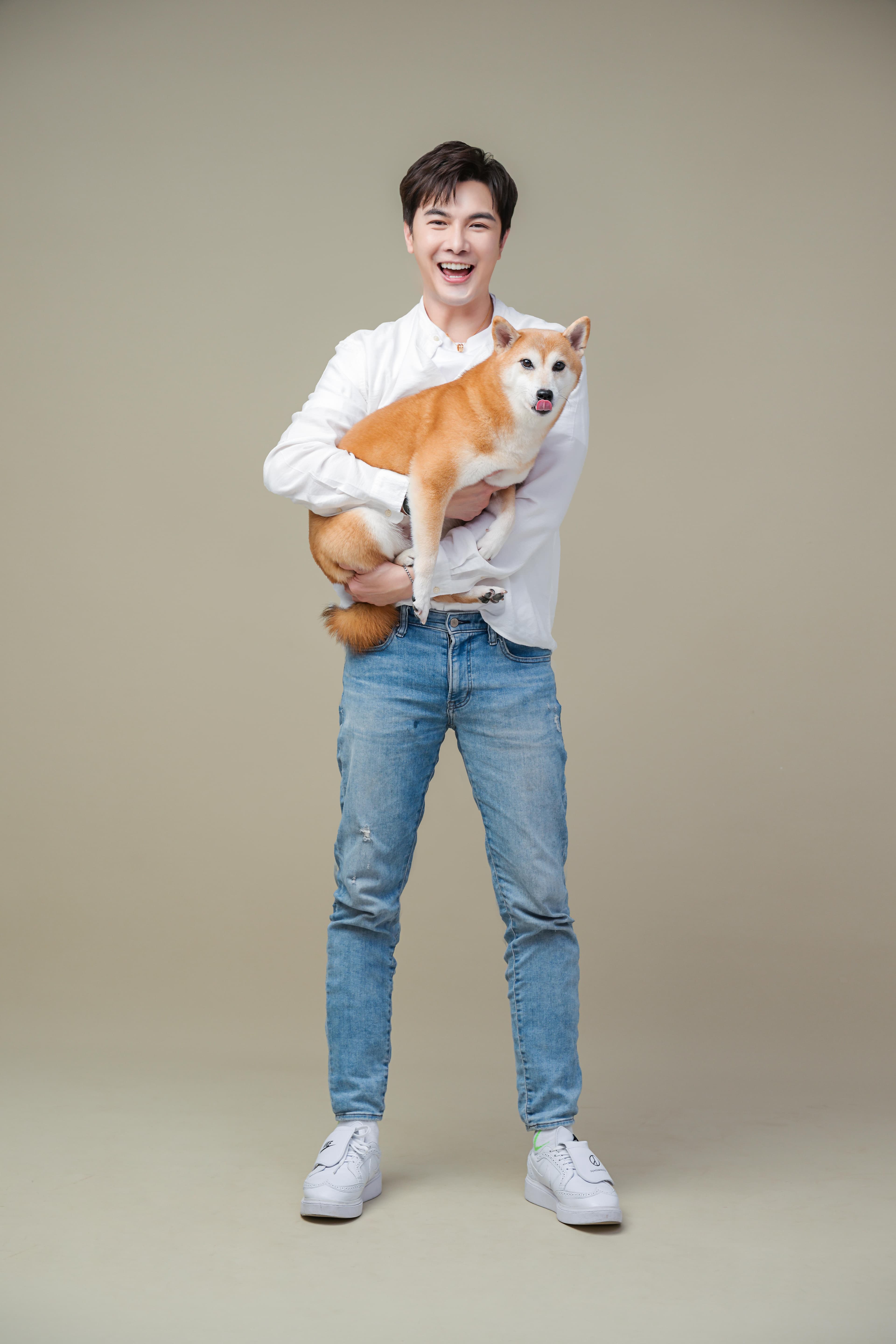 謝佳見和愛犬。（茸茸花園提供）