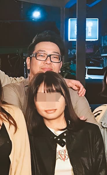 張覺引（後）與妻子（前）在沙龍酒吧任職期間，爆發不少爭議及糾紛。（讀者提供）