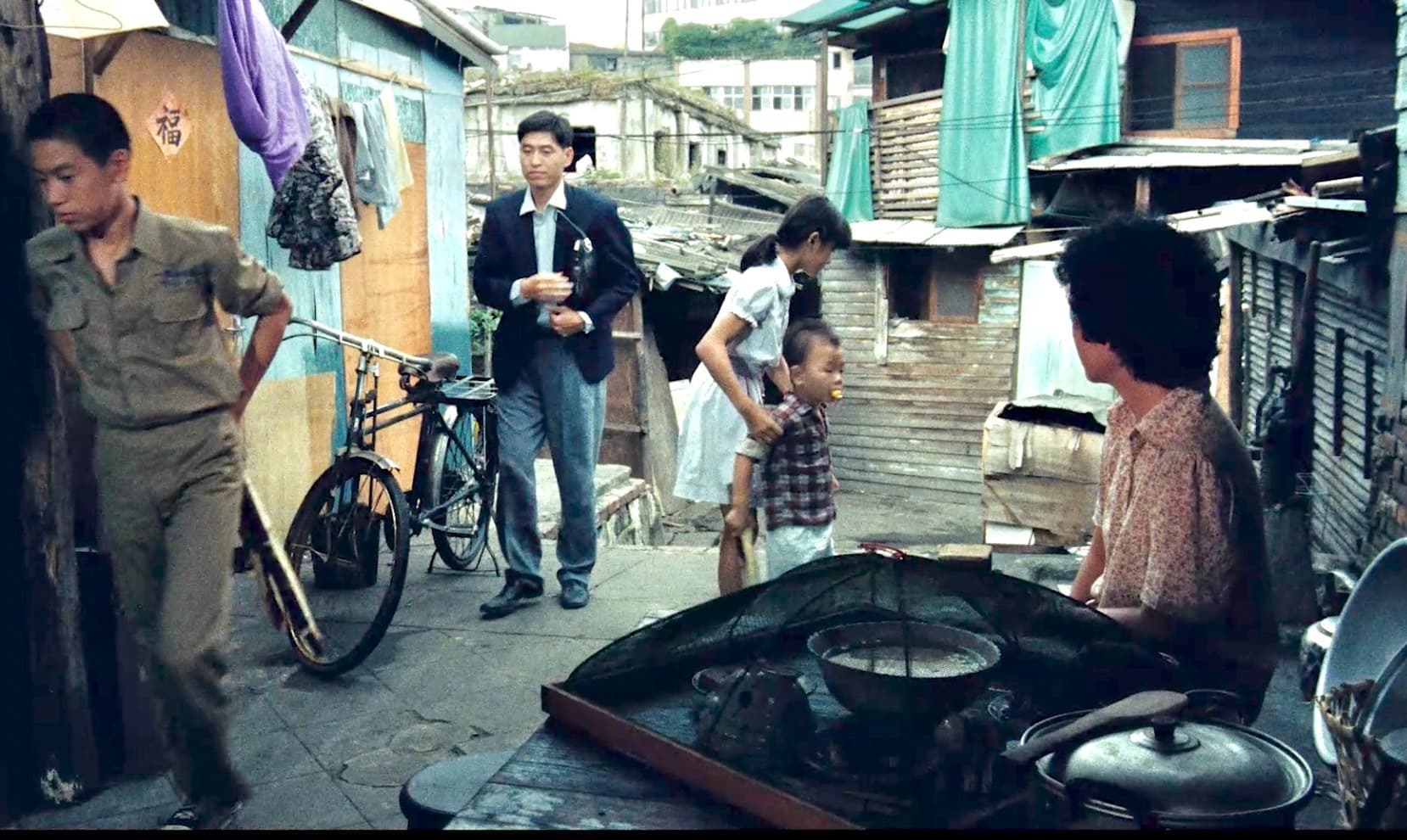 西本願寺在40年前是一片違建與小吃聚集聚落，劇組當時在此取景，還伴隨著火車通過的聲音。（海鵬）