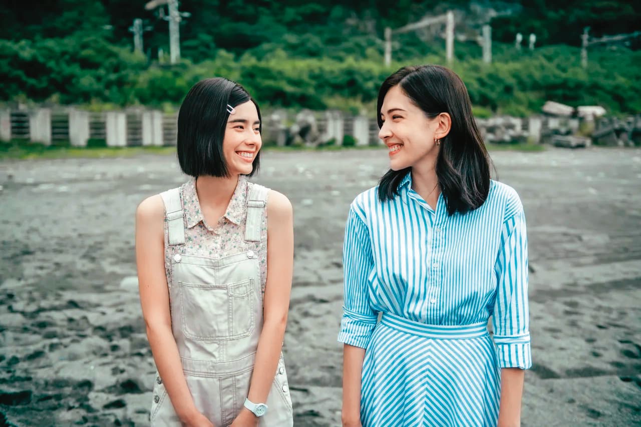 林奕嵐（左）去年憑影集《她和她的她》飾演許瑋甯（右）少女時期的「小林晨曦」一角而走紅。（Netflix 提供）