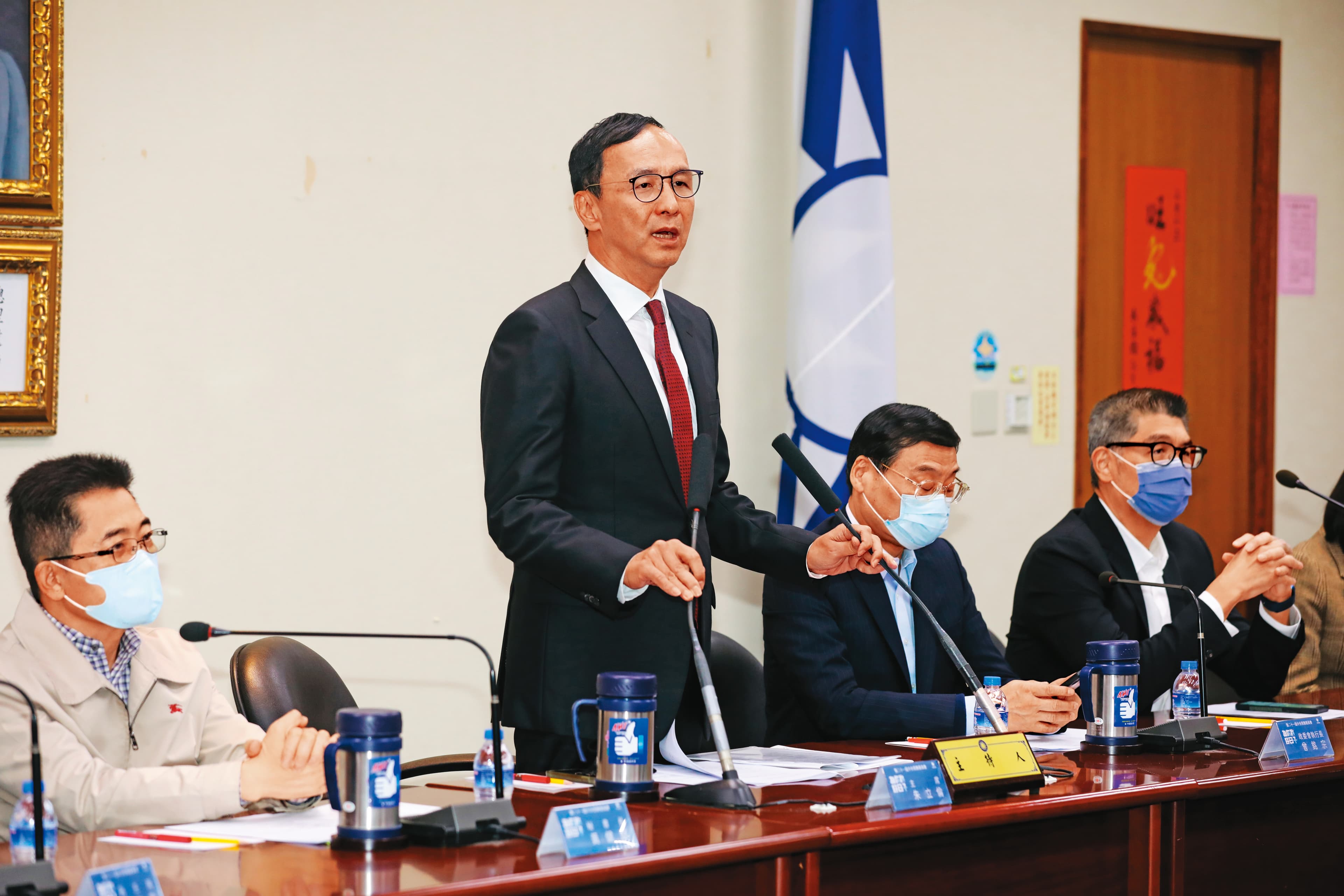 馬英九出訪前，黨中央提供黨籍民代一份「九二共識QA集」。左為黨主席朱立倫。