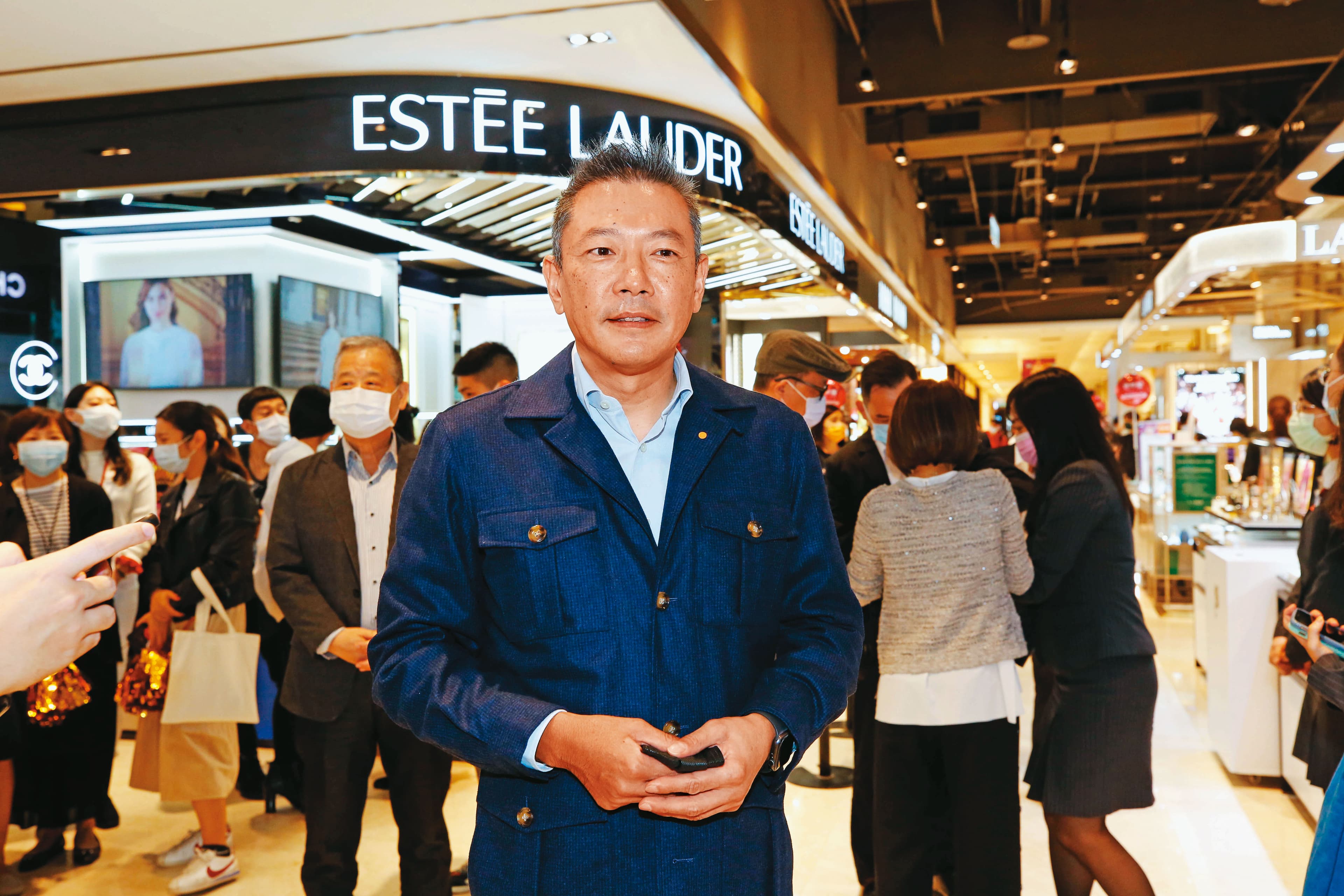 新光三越總經理吳昕陽家族經營新光三越超過30年，近年屢被捲入堂叔間紛爭。