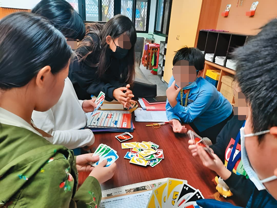 積穗國小課輔班專門輔導弱勢學生，卻傳出女老師遭總務主任辱罵、騷擾。圖非當事人。（翻攝積穗國小課輔班臉書）